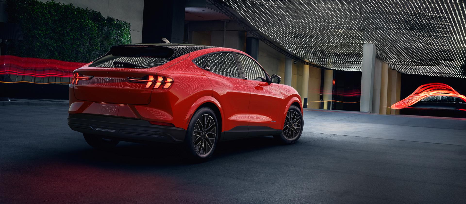 Vue extérieure arrière d’un modèle Ford Mustang Mach-E® Premium 2026 stationné à l’extérieur