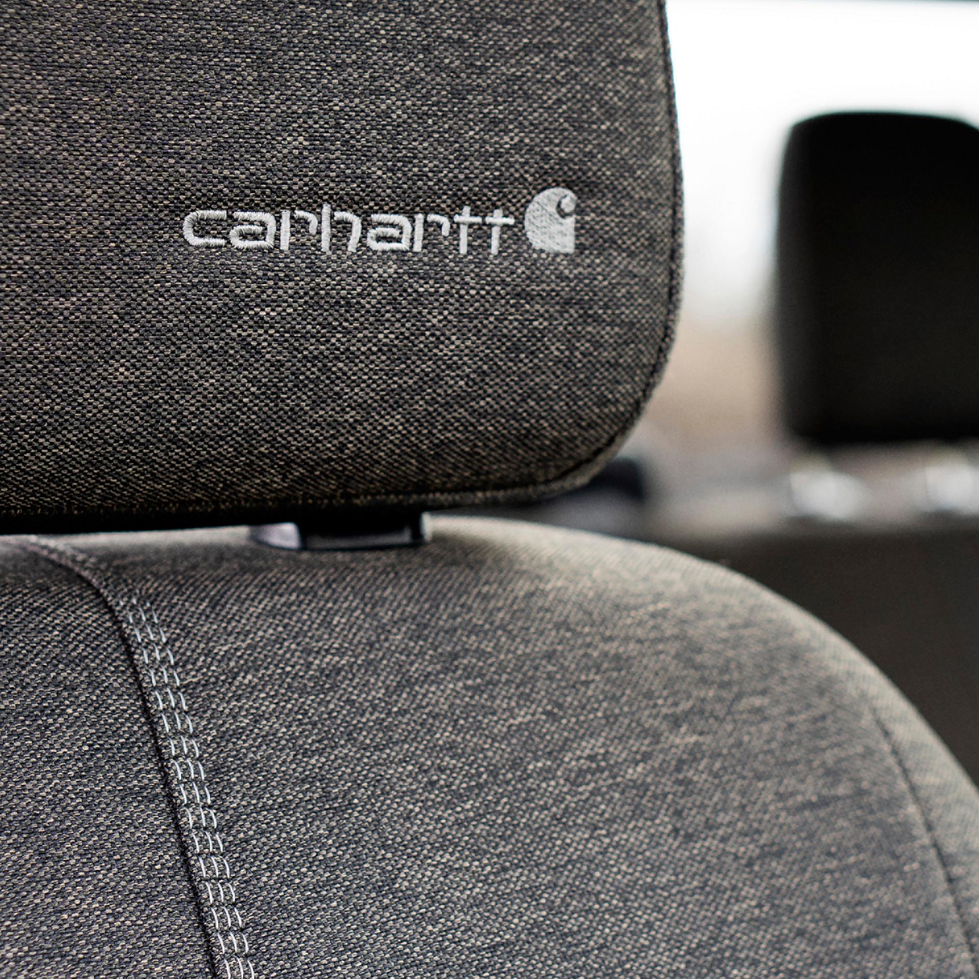 Gros plan sur l’appuie-tête du siège passager avec logo Carhartt® brodé