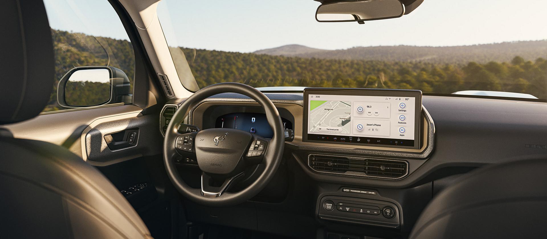 Intérieur d’un VUS Ford Bronco Sport® 2026 montrant l’écran central, le volant et le siège du conducteur