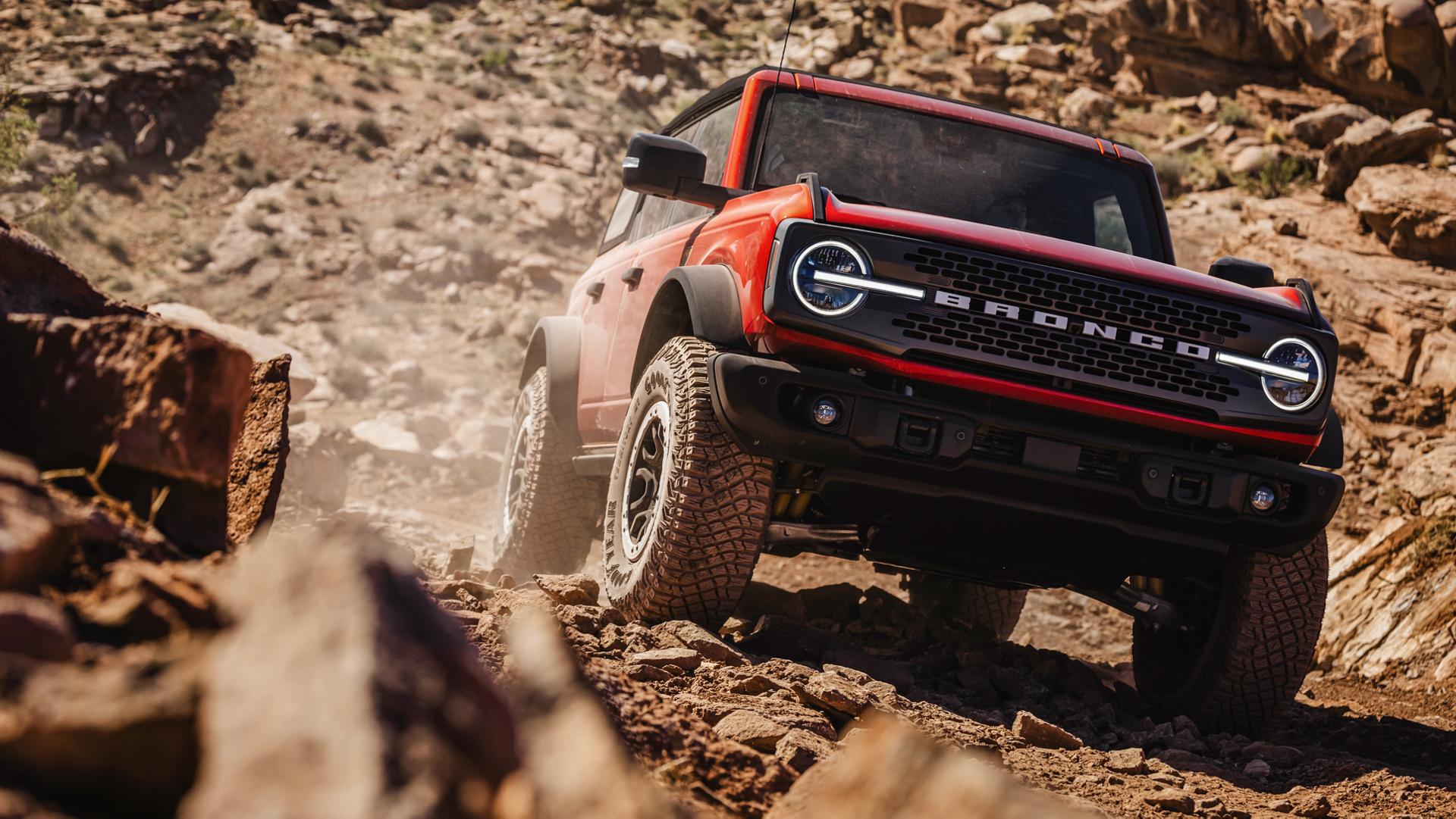 Un VUS Ford Bronco® 2025 circulant sur une colline boueuse