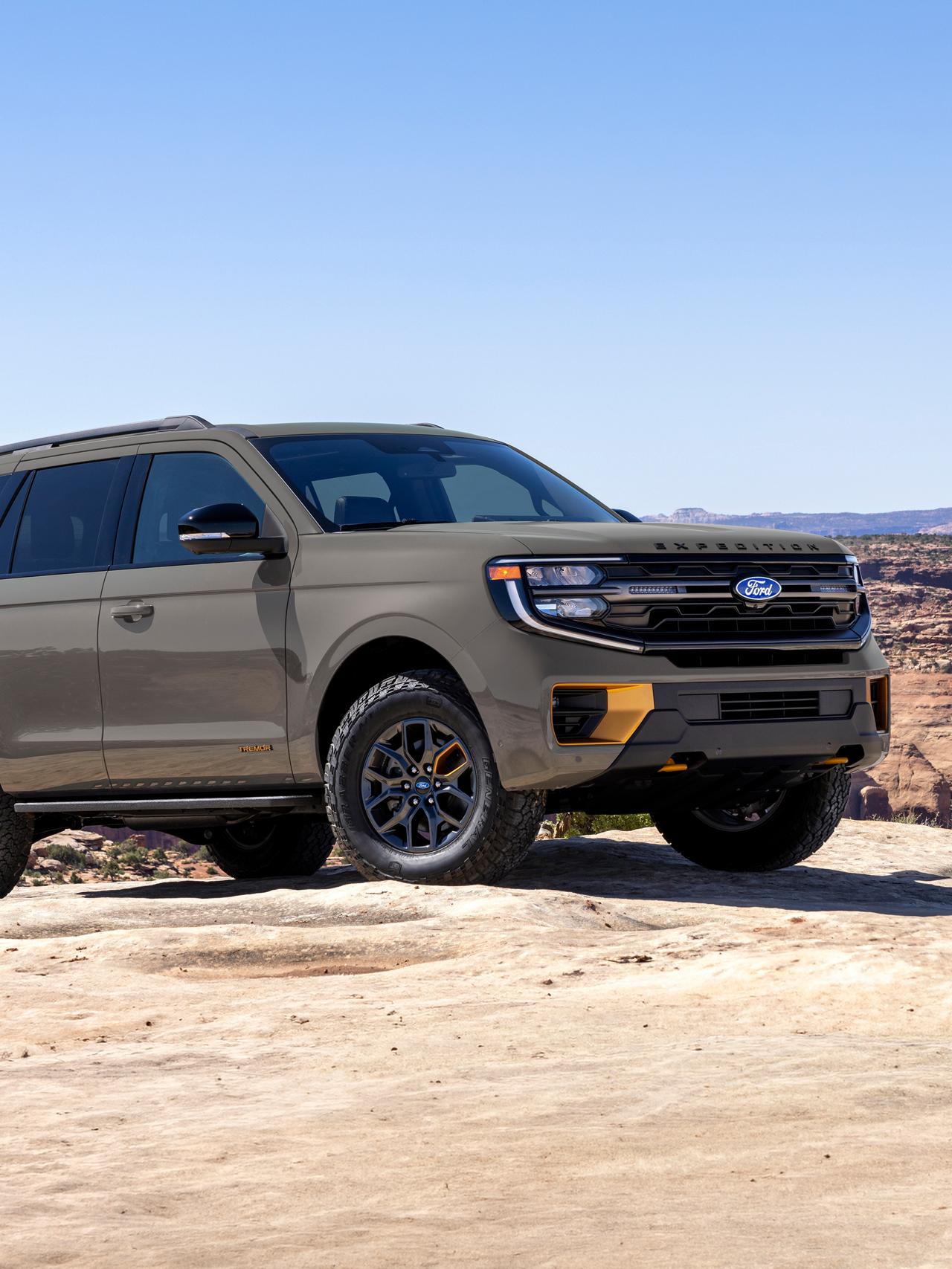 VUS Ford Expedition® Tremor® 2027 stationné dans le désert