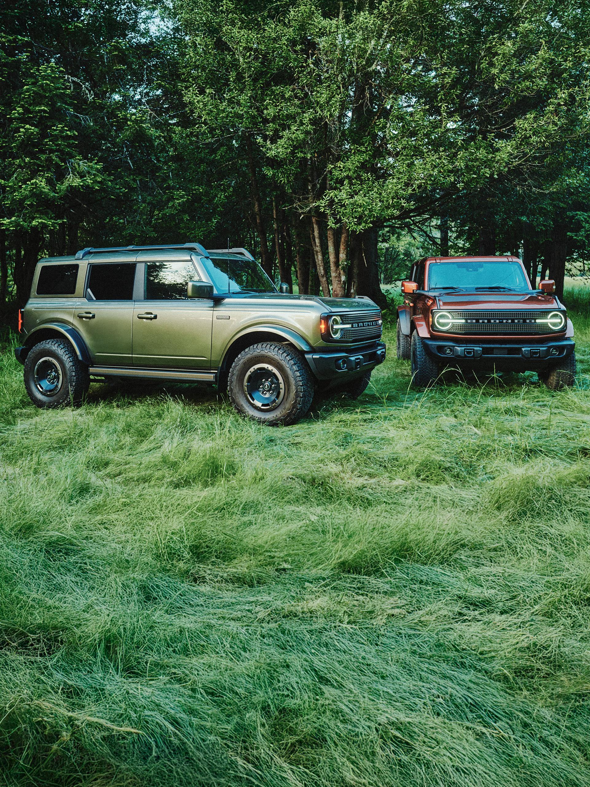 Deux Ford Bronco® Filson 2027 garés dans une clairière verdoyante