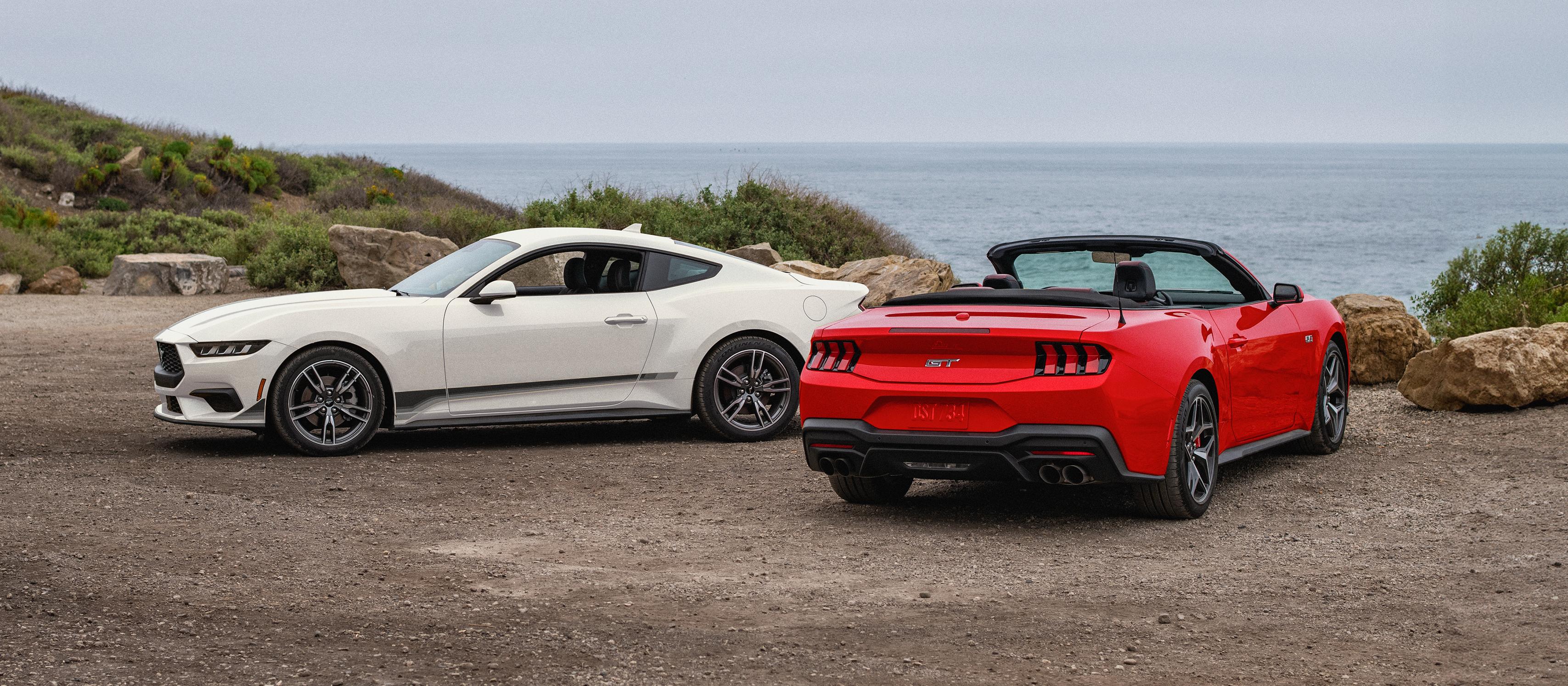 Une Ford Mustang® 2025 Coupé et décapotable stationnée près de l’océan