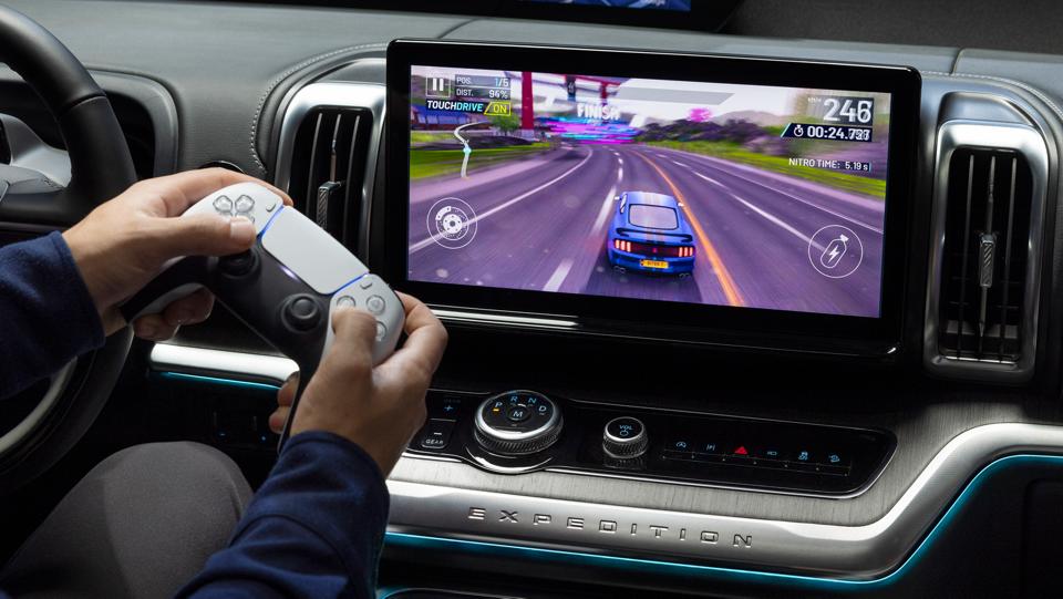 Écran central de 13,2 po d’un VUS Ford Expedition® 2026 stationné, avec le conducteur jouant à un jeu vidéo