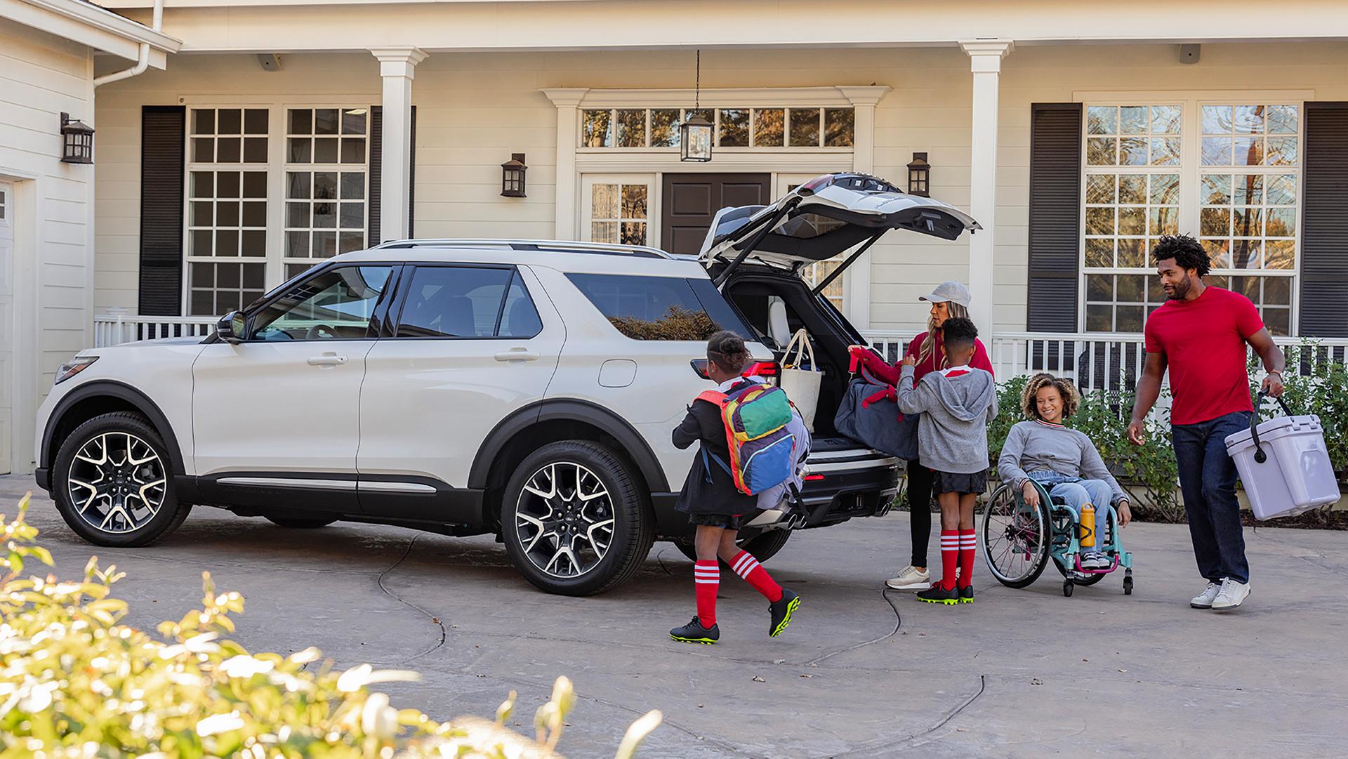L’arrière du VUS Ford Explorer® 2027 avec le hayon électrique ouvert