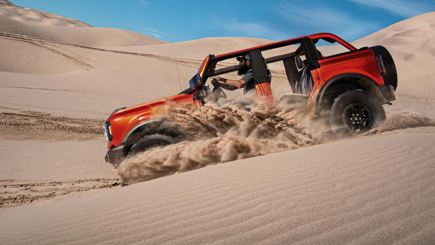 Bronco hors route dans le désert.