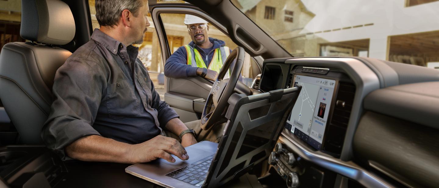 Une personne utilise la surface de travail de l'intérieur du F 150.
