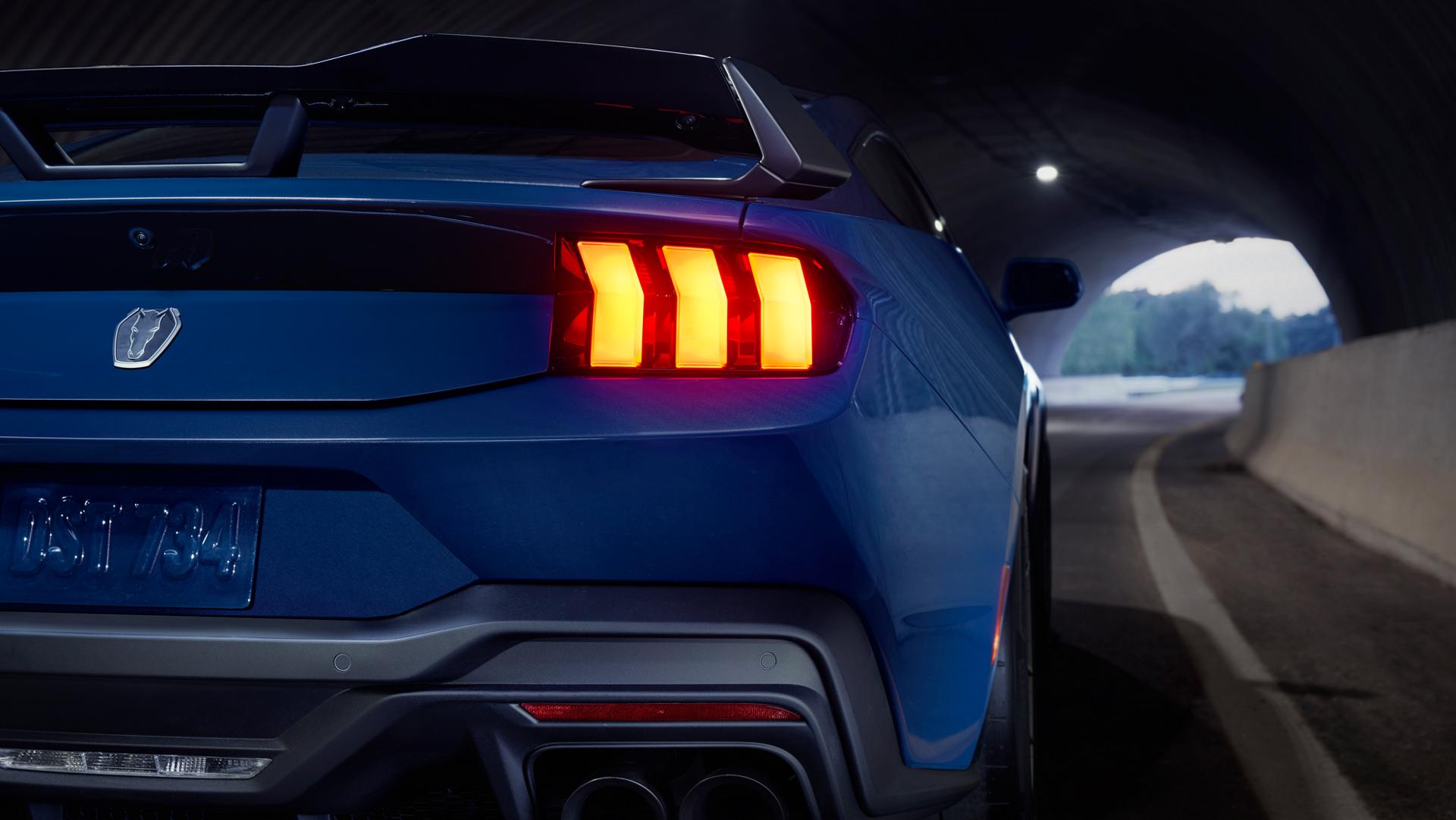 Feux arrière coupés et échappement de la Ford Mustang® Dark Horse 2025