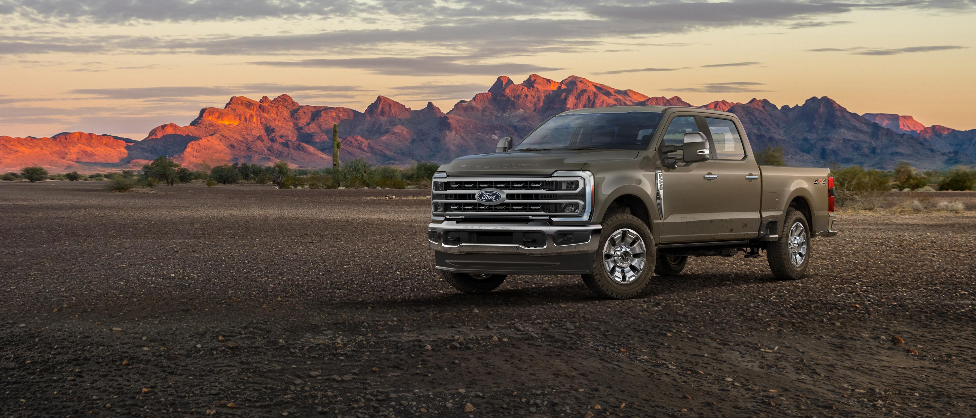Camion Ford Super Duty® F-250® King Ranch® 2027 stationné sur une route de terre dans les montagnes