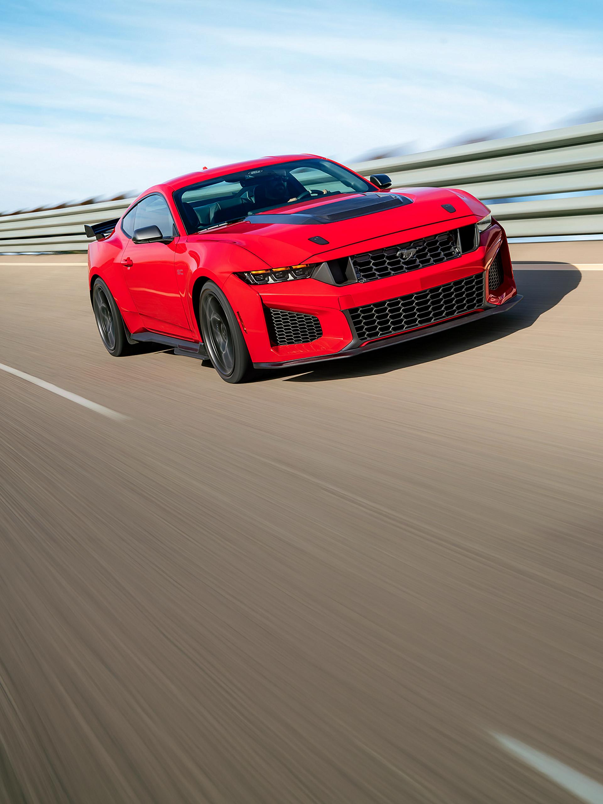 Modèle Ford Mustang Dark Horse® SC 2026 conduit sur un circuit fermé