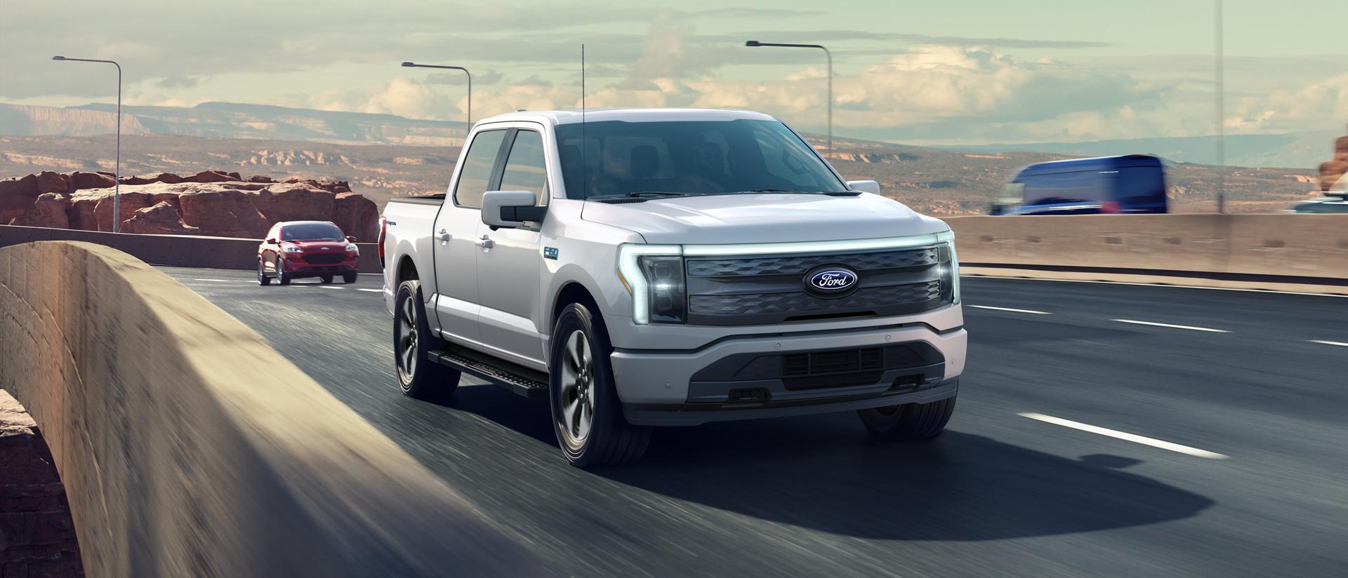 Un camion Ford F-150® Lightning® 2025 circulant sur une autoroute