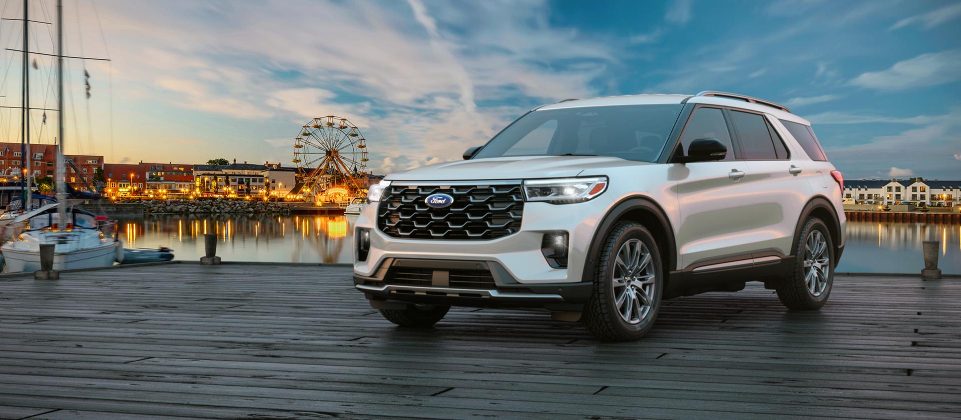 Un VUS Ford Explorer® 2026 stationné sur un quai près d’un parc d’attractions