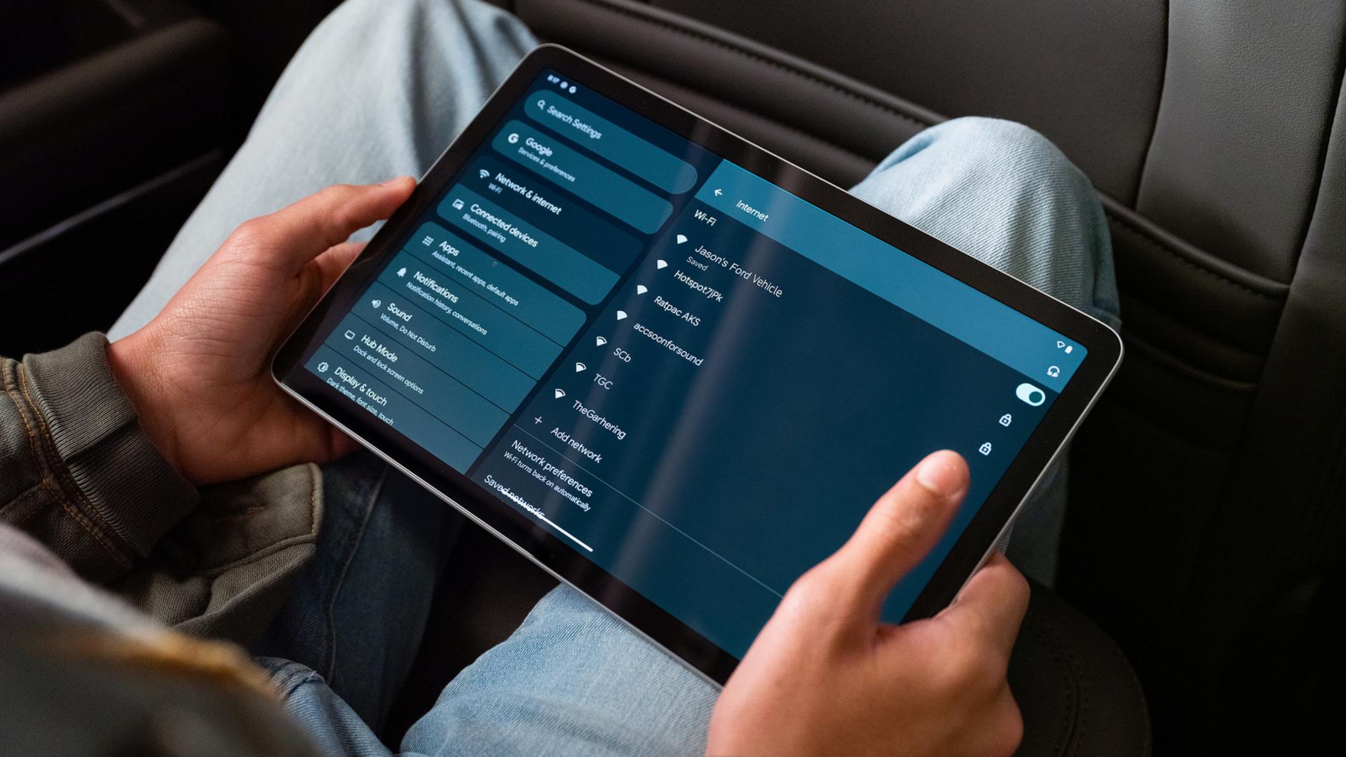 Un passager dans un VUS Ford Bronco® 2026 utilisant une tablette