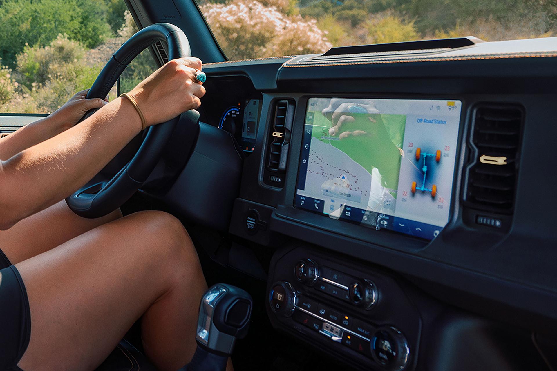 Gros plan sur l’écran central de 12 pouces d’un VUS Ford Bronco® 2026, affichant le statut tout-terrain.