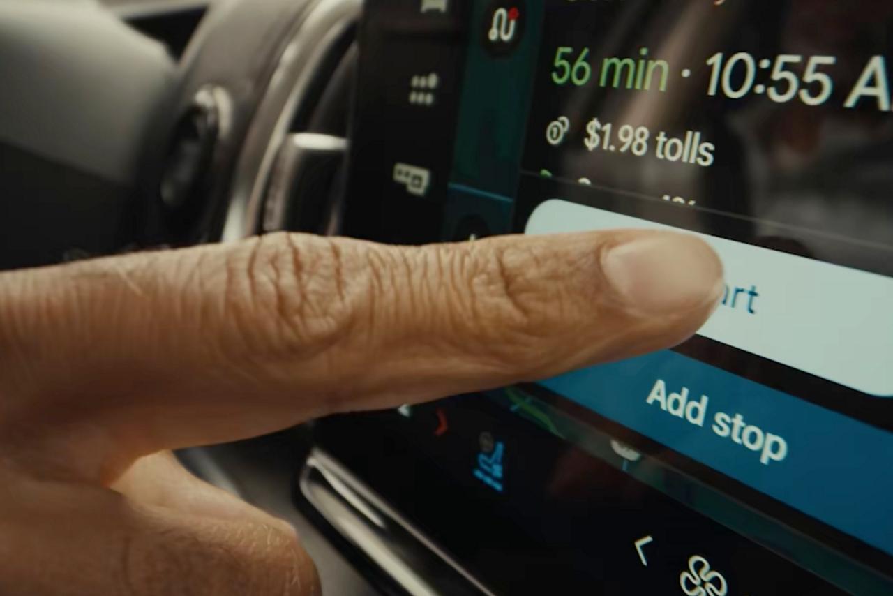 Personne utilisant les fonctions de l’expérience numérique Ford en option dans un VUS Ford Expedition® 2027