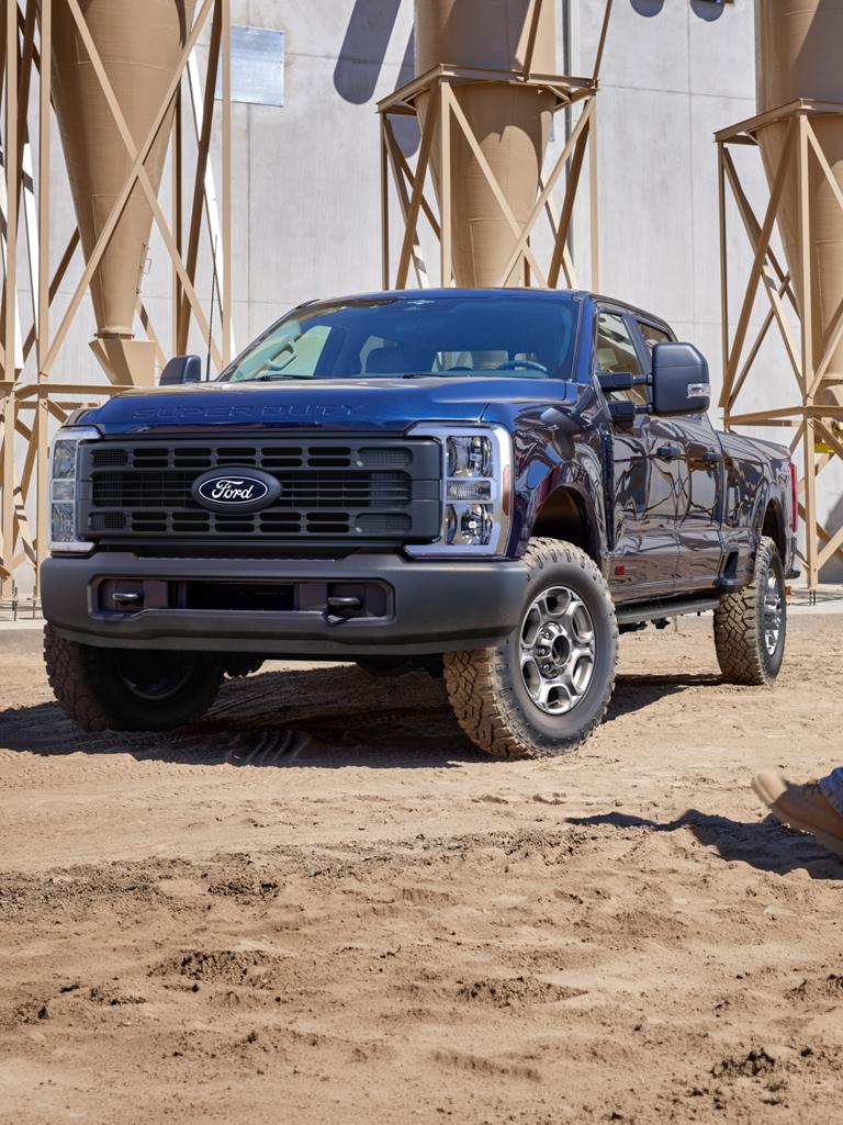 Modèle Ford Super Duty® F-250® XL 2027 avec ensemble décor STX® stationné sur un chantier de construction