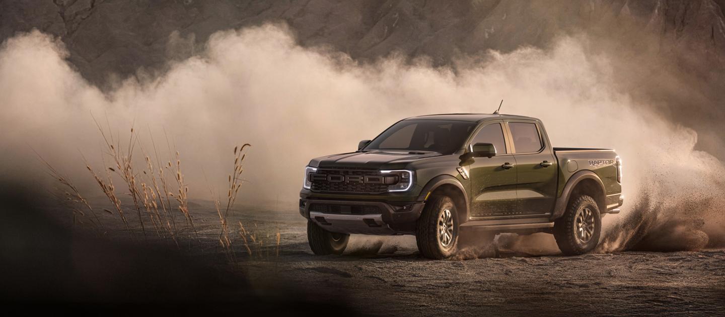 Le modèle Ford Ranger Raptor® 2026 soulevant la saleté tout en étant conduit hors route
