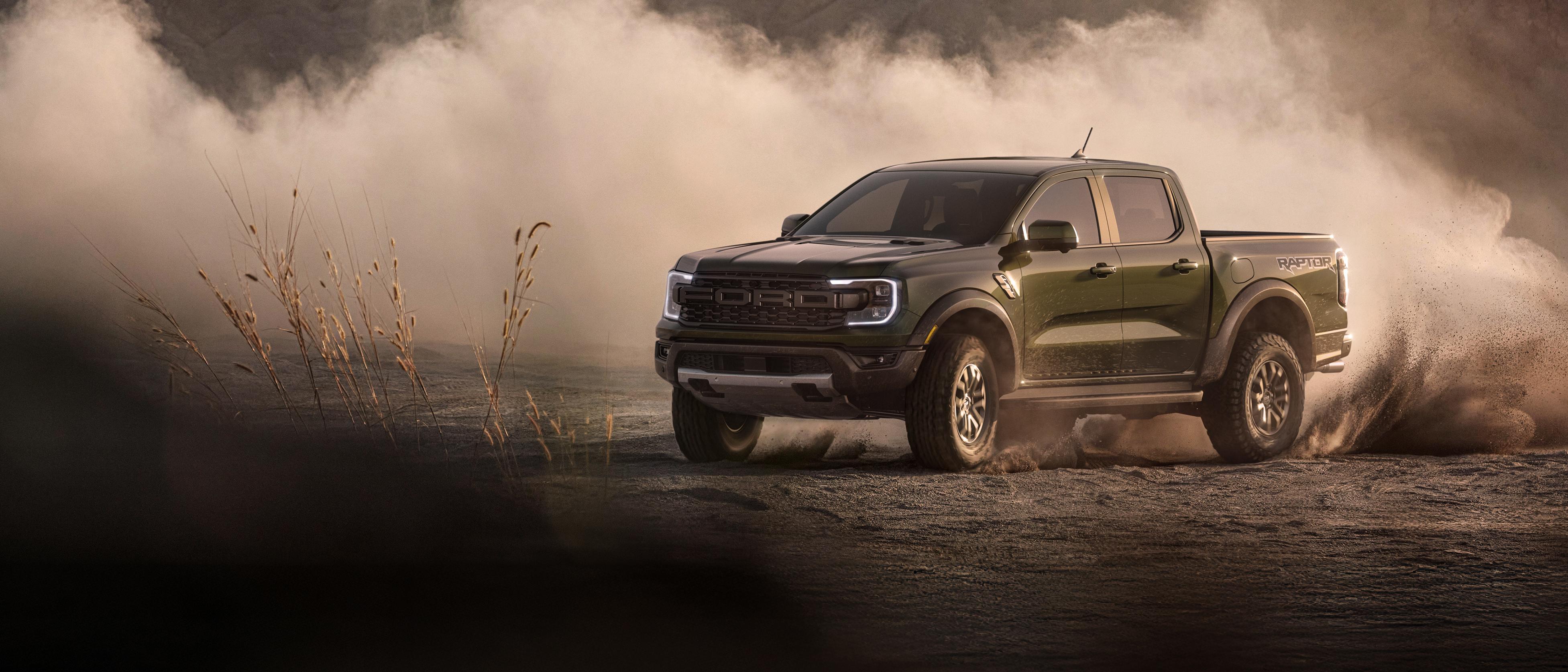 Le modèle Ford Ranger Raptor® 2026 soulevant la saleté tout en étant conduit hors route