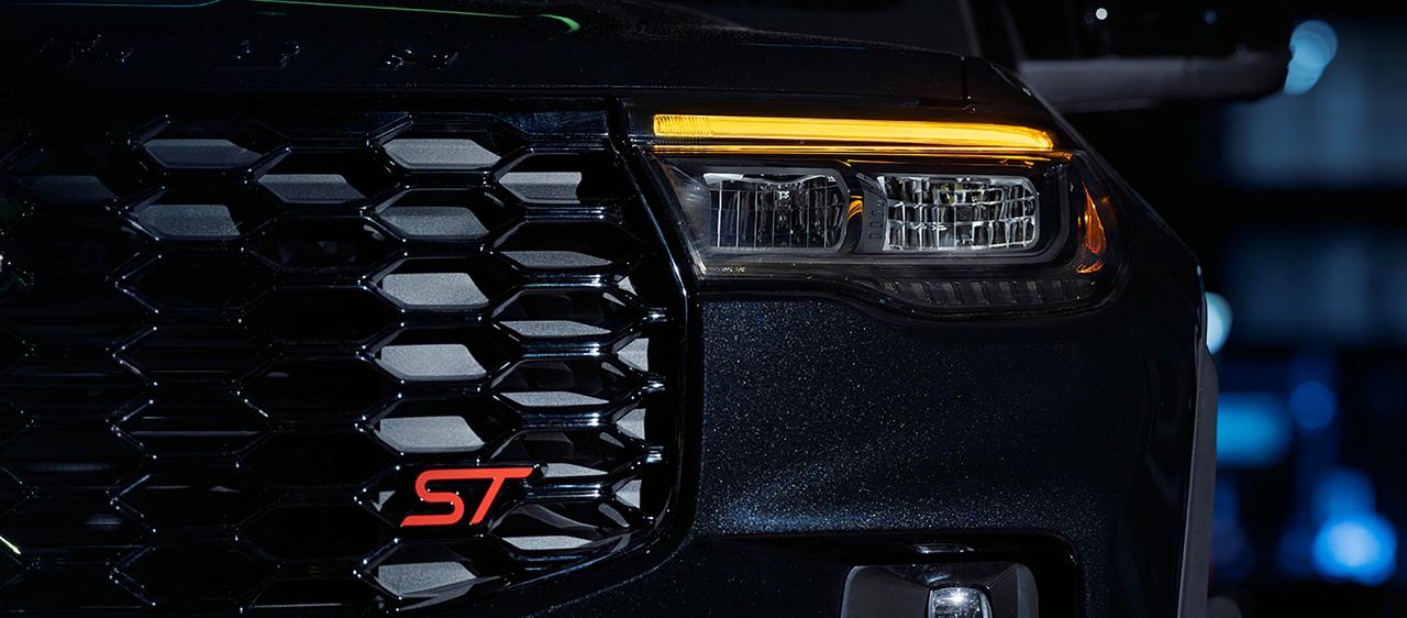 Le Ford Explorer® ST 2027 équipé de l'ensemble ténébreux en option, avec les feux jour ambre allumés