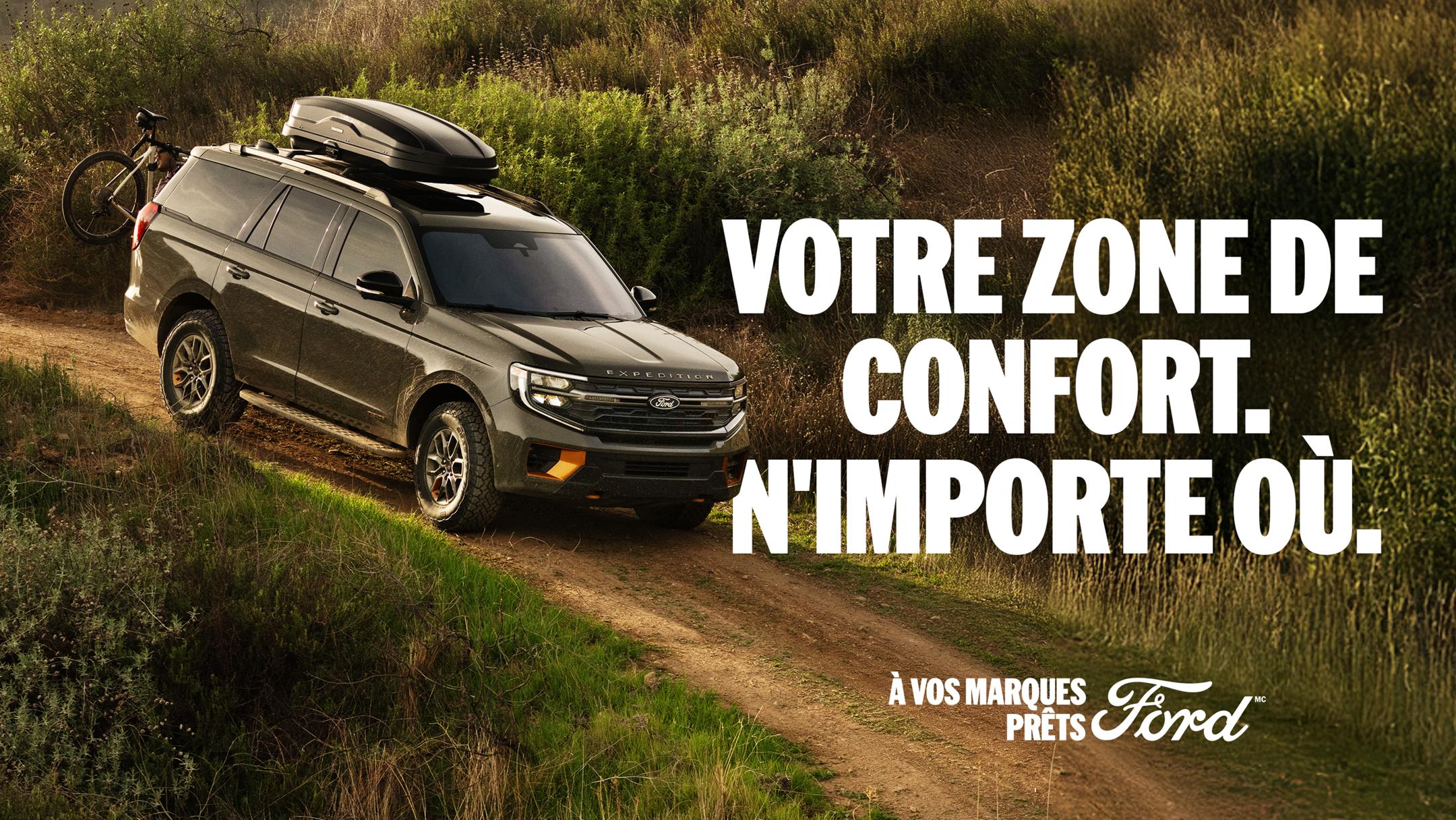 Vue de profil du modèle Expedition 2025 sur un chemin de terre, avec un vélo de montagne monté à l'arrière. Votre zone de confort. N'importe où. À vos marques, prêts, Ford.