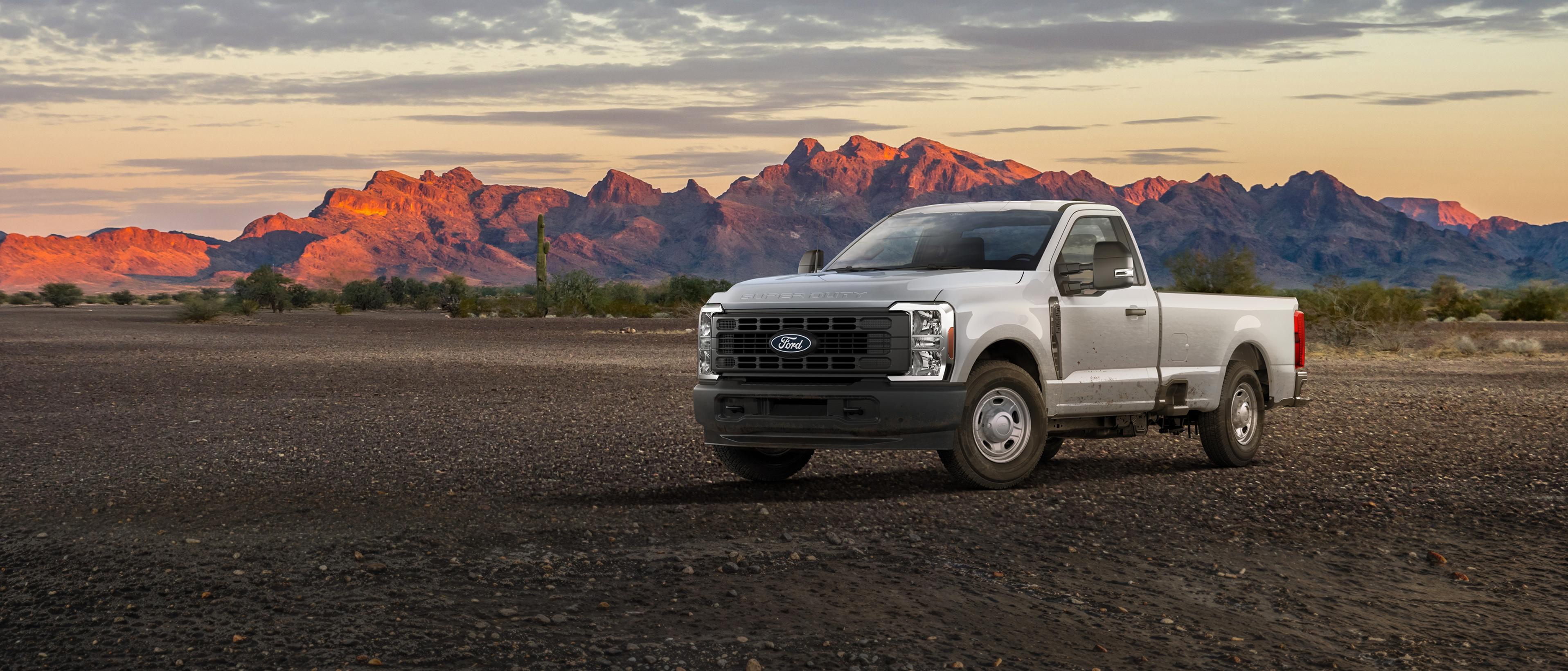 Camion Ford Super Duty® F-350® XL 2027 stationné sur une route de terre dans les montagnes
