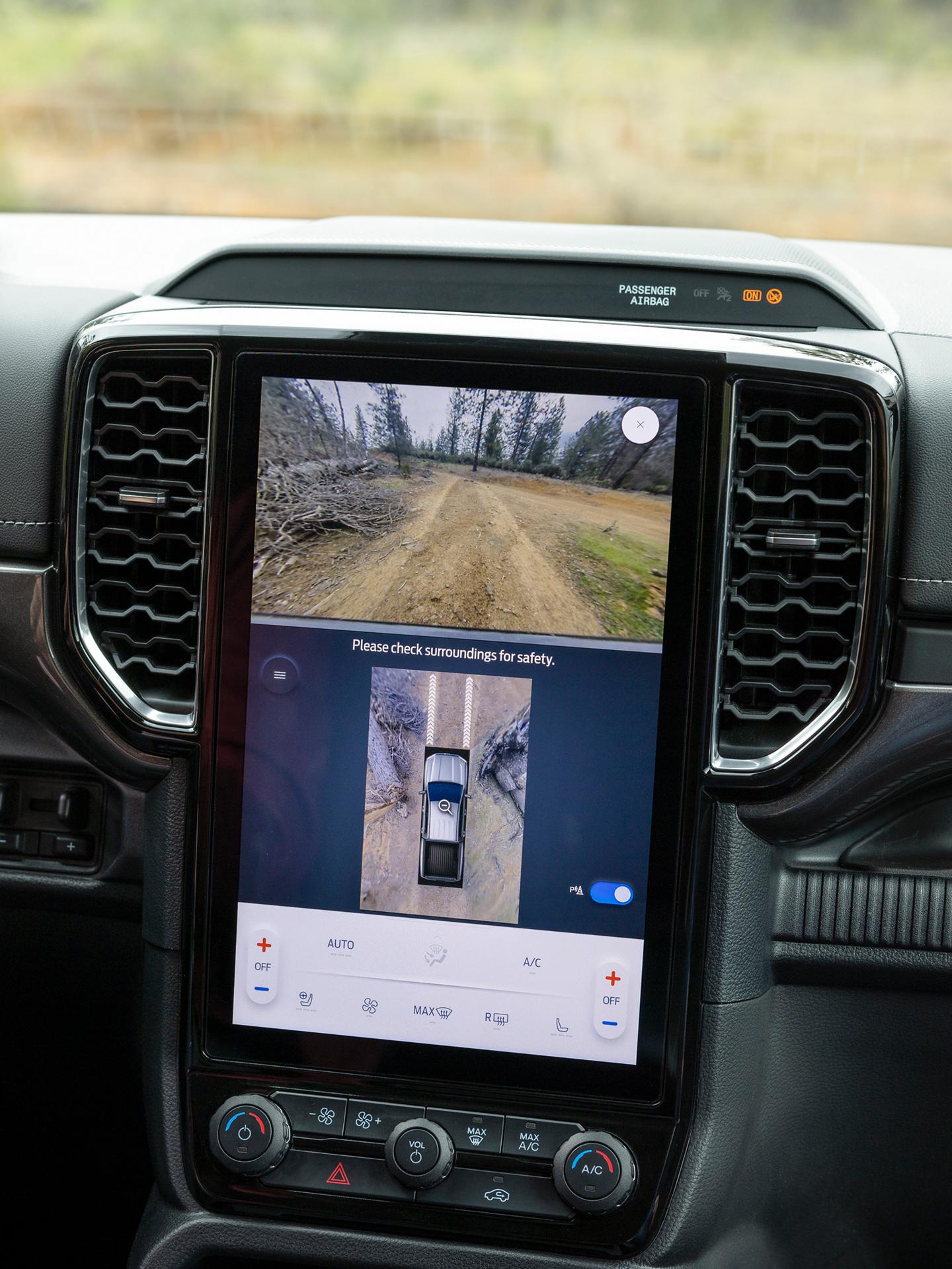 Gros plan sur la fonction caméra à 360 degrés utilisée sur l'écran central