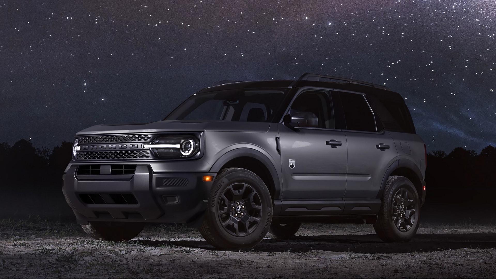 Un VUS Ford Bronco Sport® 2026 stationné sur du ciment la nuit