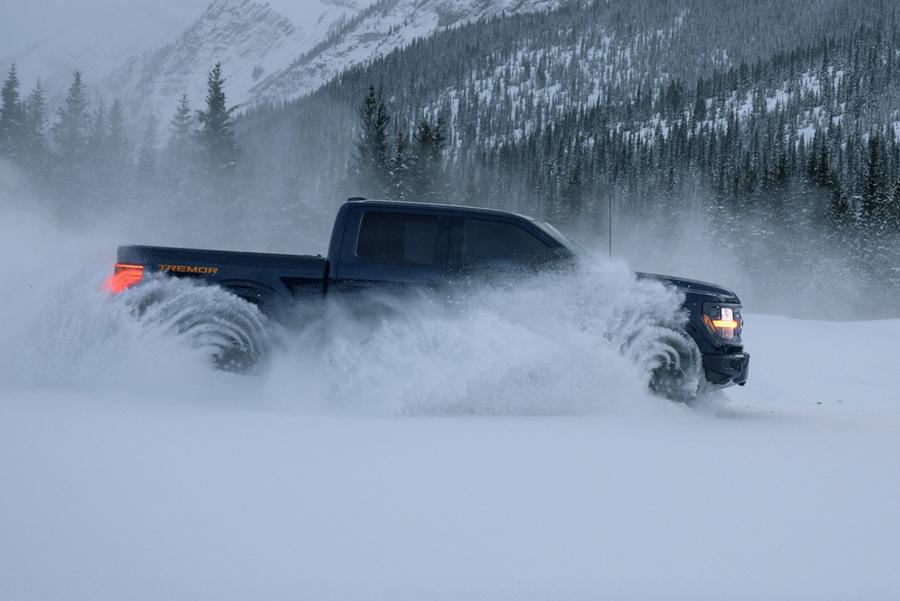 Un F-150 Tremor roulant dans la neige.