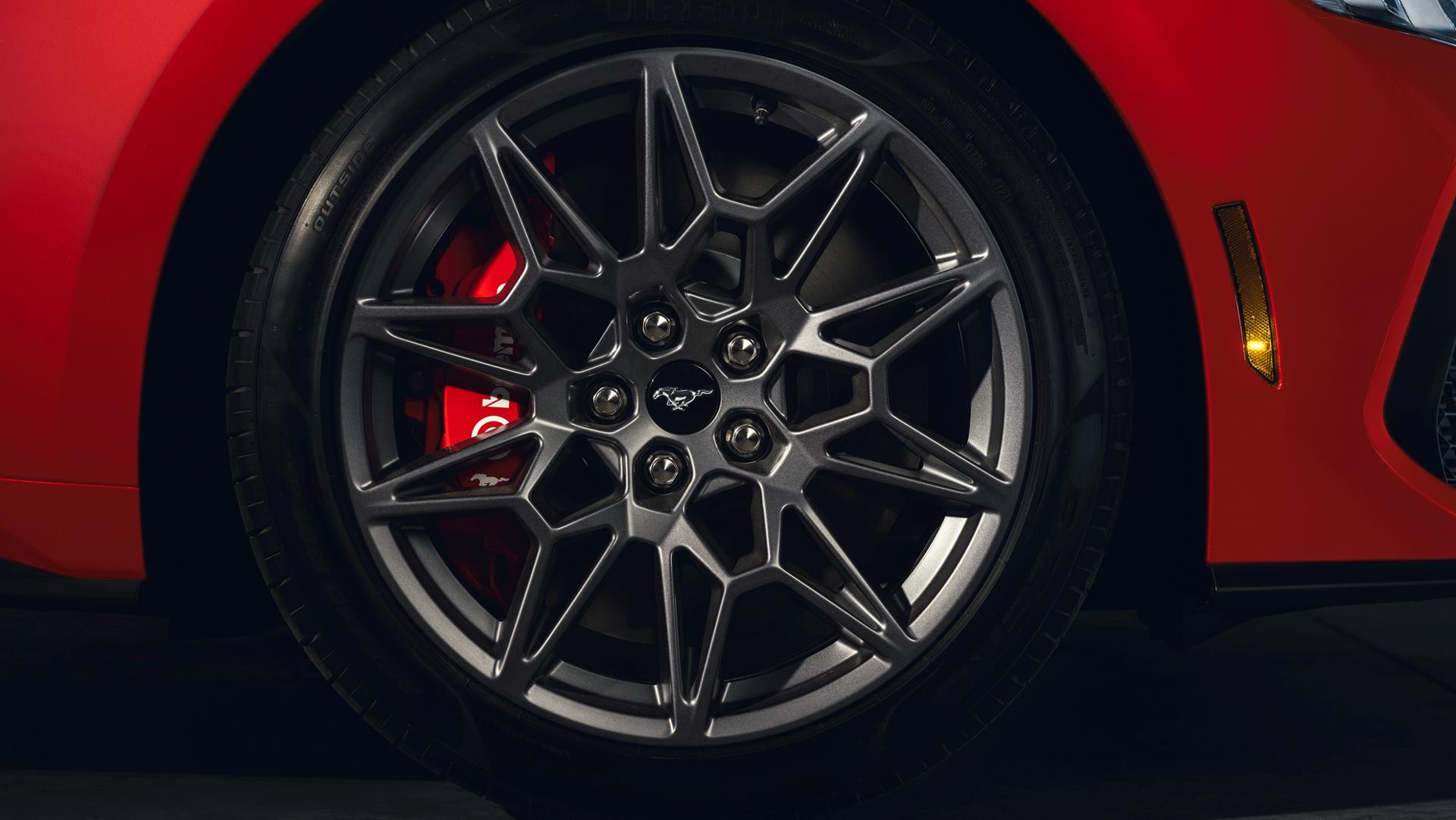 Roue de la Ford Mustang® 2025 avec étrier de frein Brembo™ rouge en option