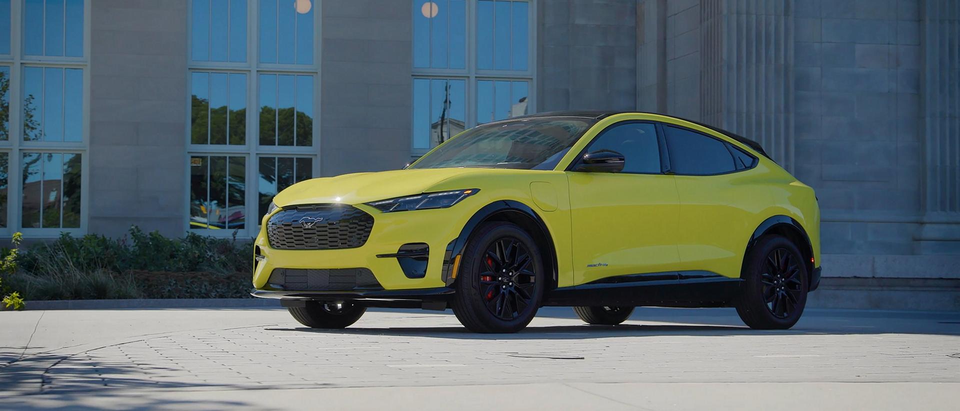 Modèle Ford Mustang Mach-E® Rally 2025 stationné devant un musée