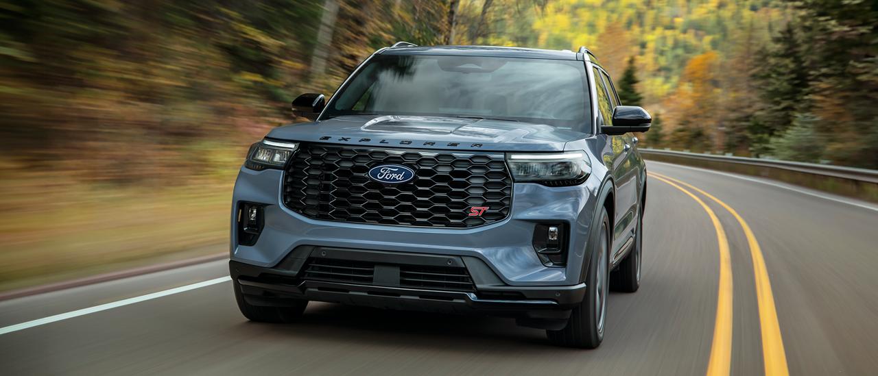 Un VUS Ford Explorer® ST 2027 circulant sur une autoroute dans la forêt
