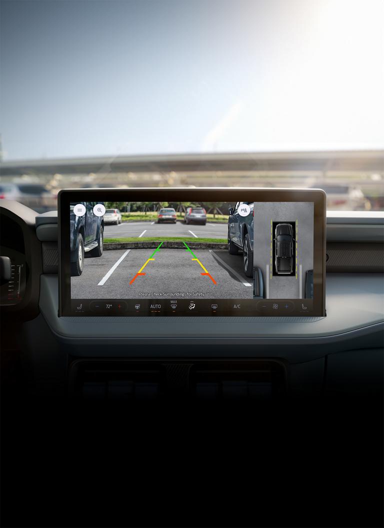 Gros plan sur l’écran central de 13,2 pouces affichant la vue de la caméra de recul