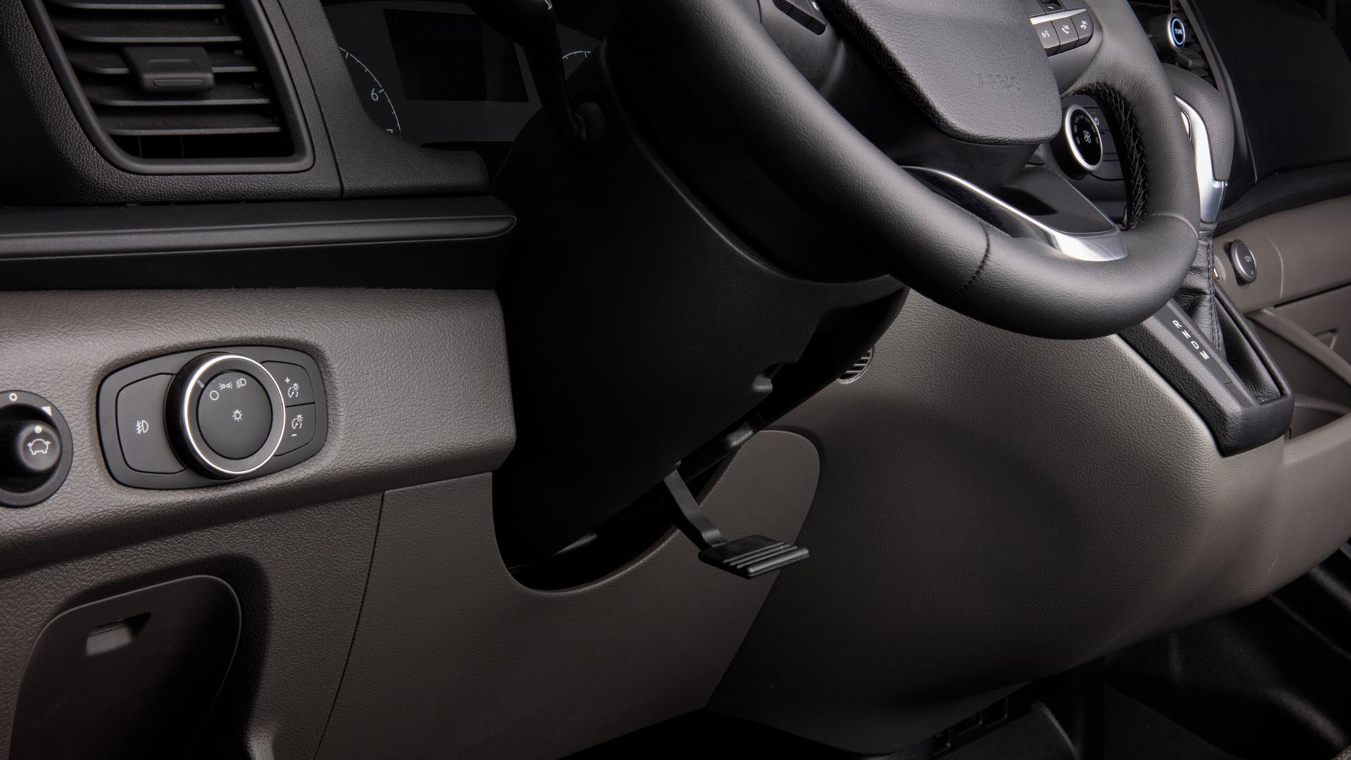 Gros plan du volant de la fourgonnette Ford Transit® 2025