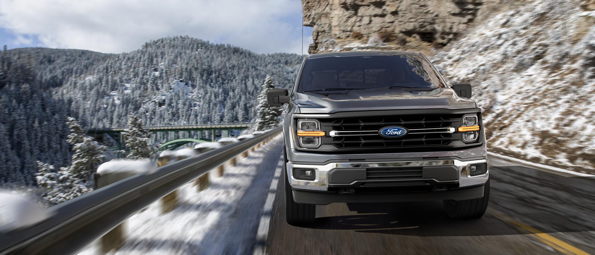Un Ford F-150® 2025 circulant sur une route montagneuse