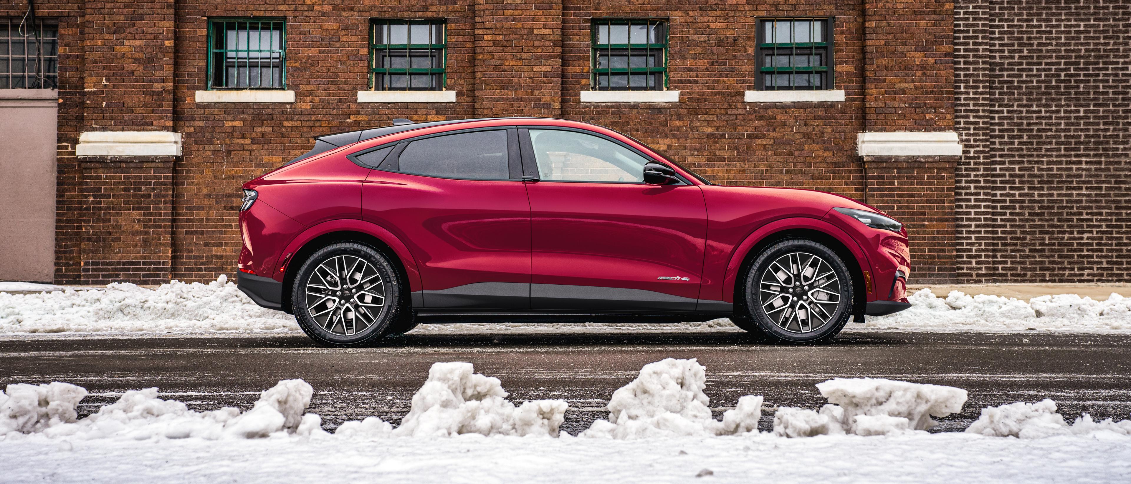 Ford Mustang Mach-E® 2025 stationnée dans la rue d’une ville en hiver