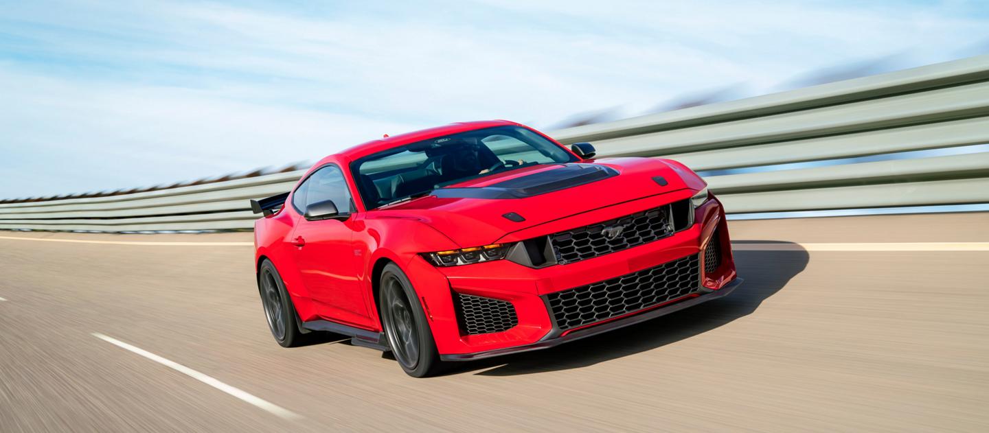 Une Ford Mustang Dark Horse® SC 2026 avec des équipements en option roulant sur un circuit fermé