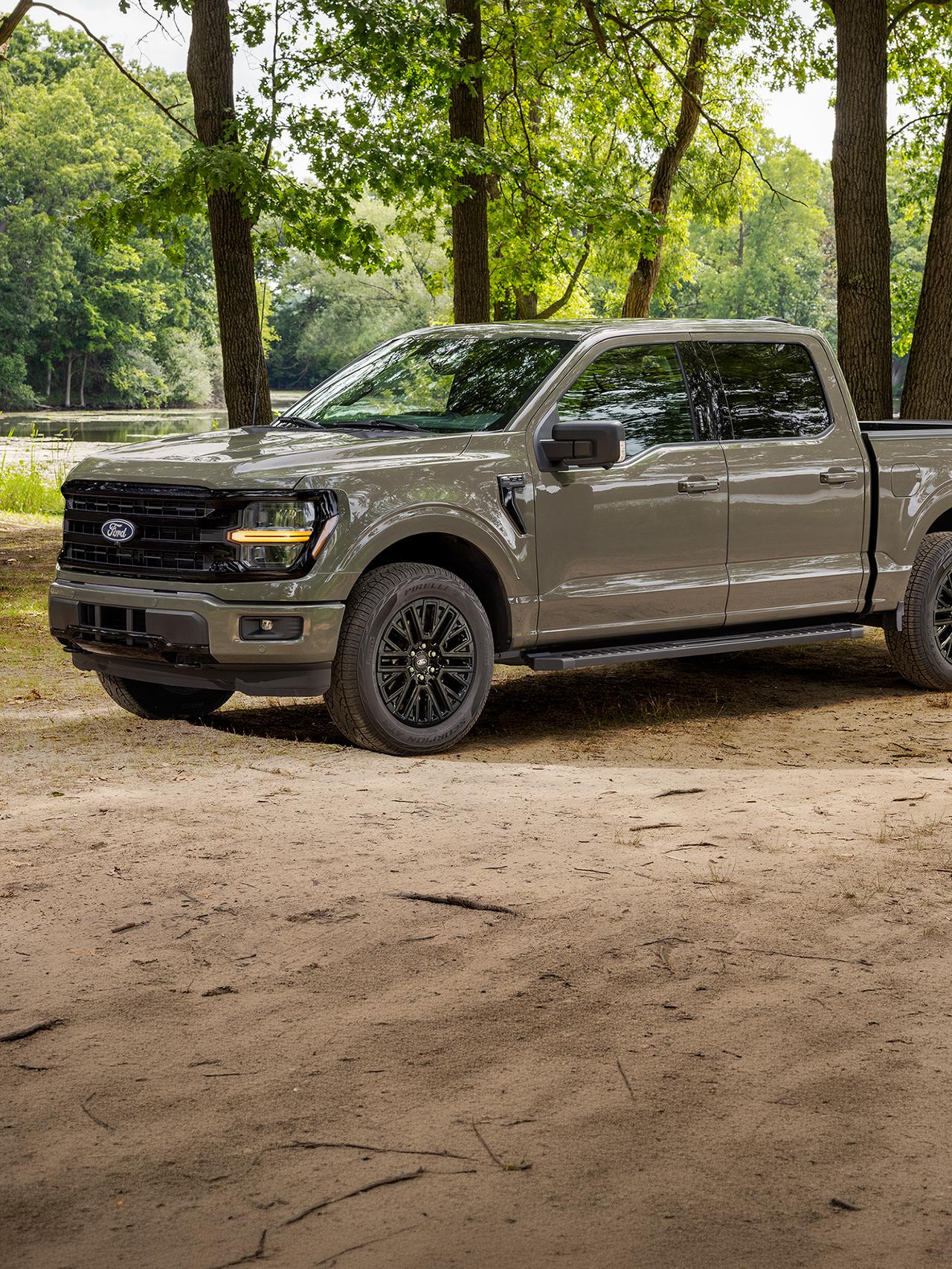 Camion Ford F-150® XLT® 2027 stationné dans une zone boisée