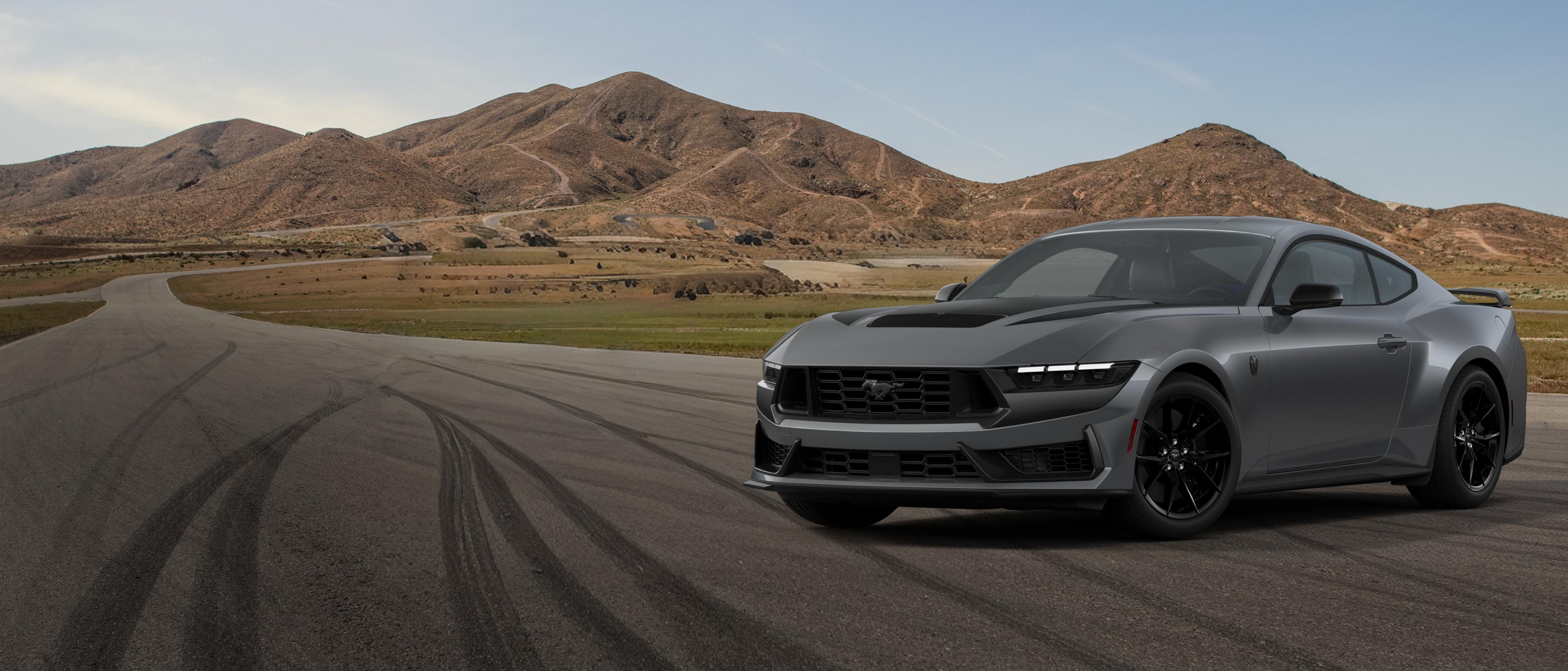 Mustang Dark Horse® coupé 2026 stationnée sur un circuit fermé