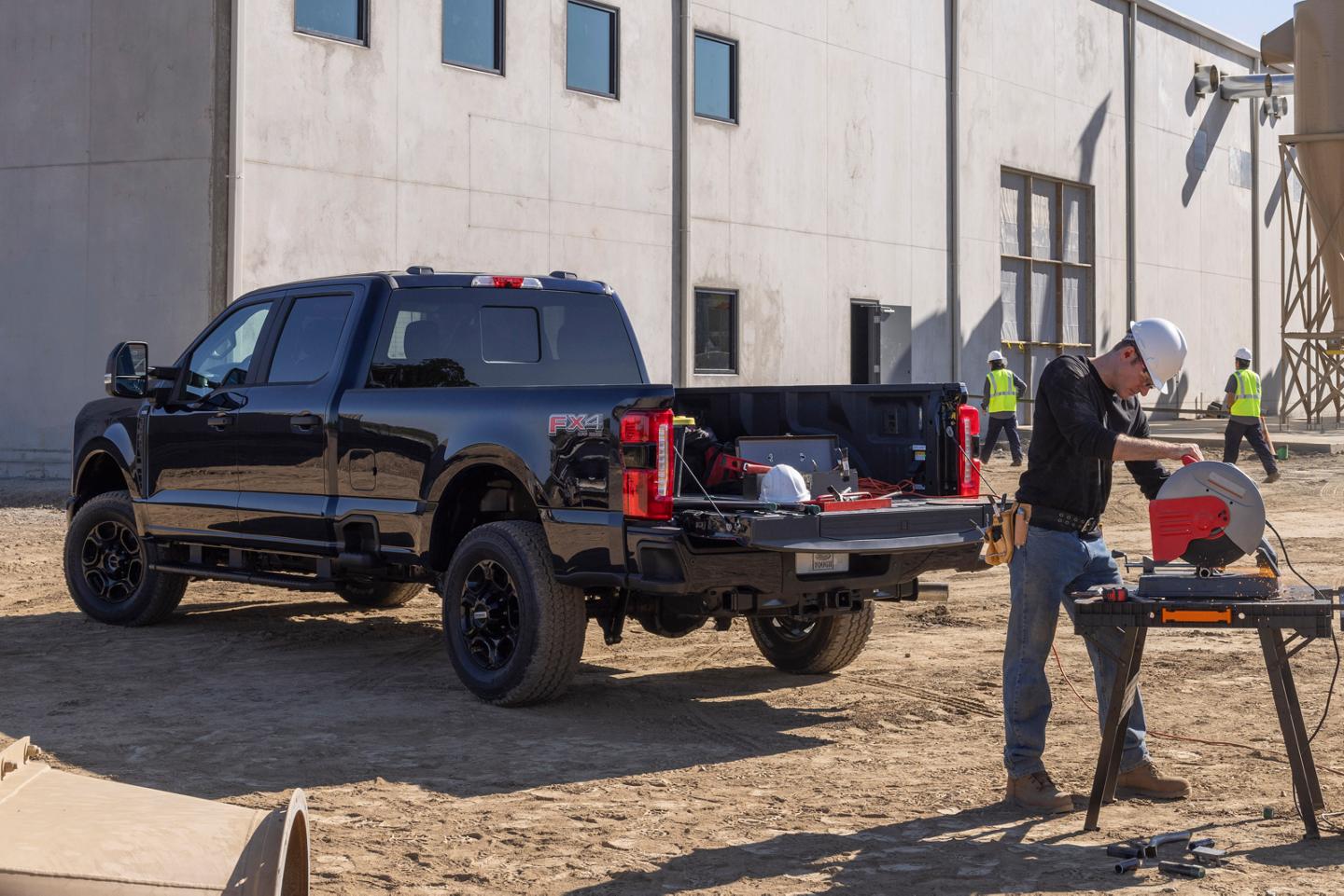 Ford F-150® Platinum® 2025 stationné sur un chantier de construction.