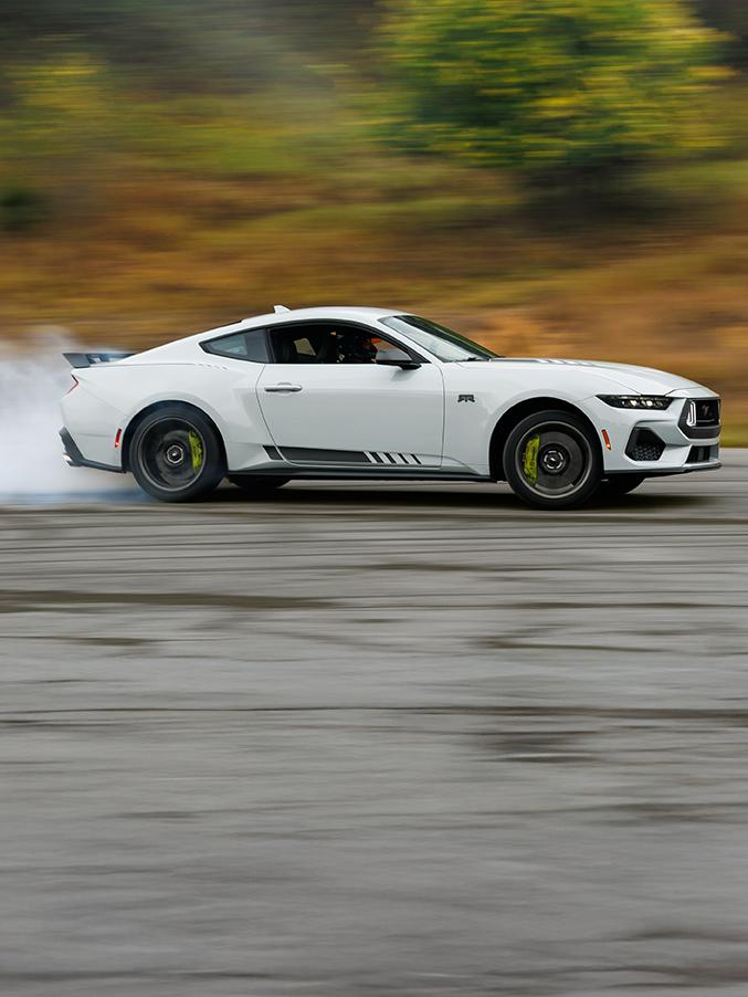 Mustang RTR circulant sur une route.