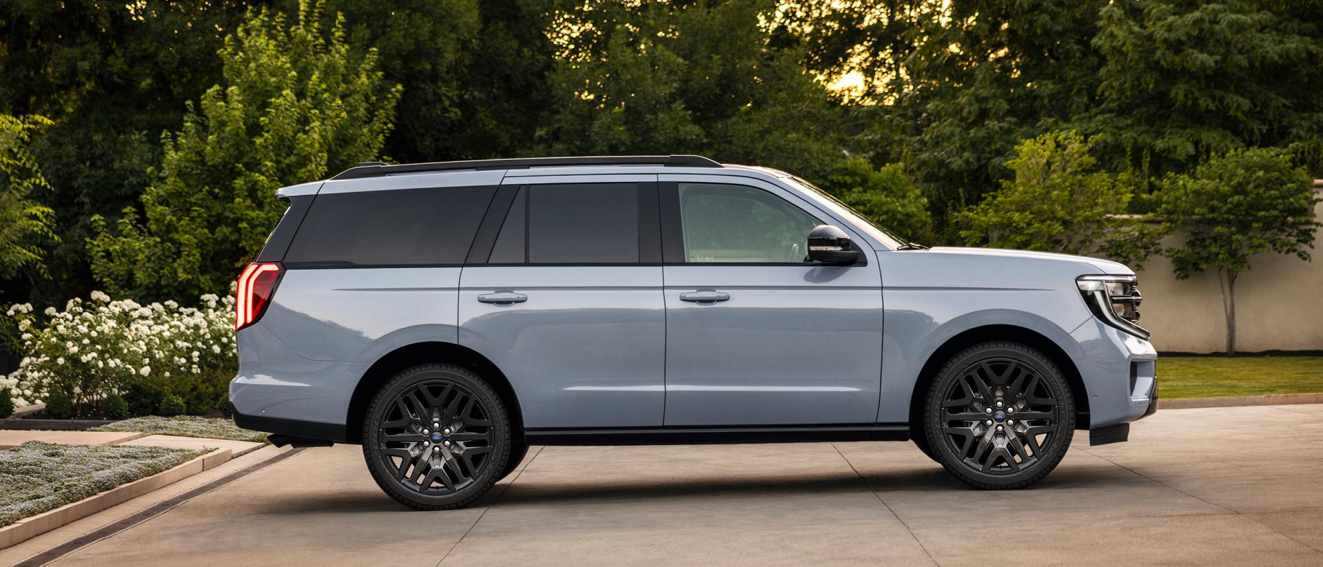 Profil latéral du VUS Ford Expedition® Platinum™ 2027 avec ensemble de performance Stealth en option