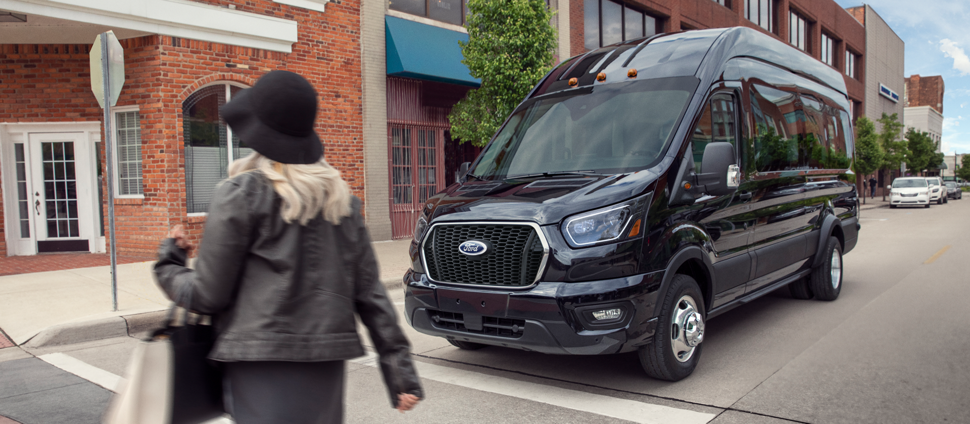 Deux personnes en camping et une fourgonnette Ford Transit® 2026 en arrière-plan