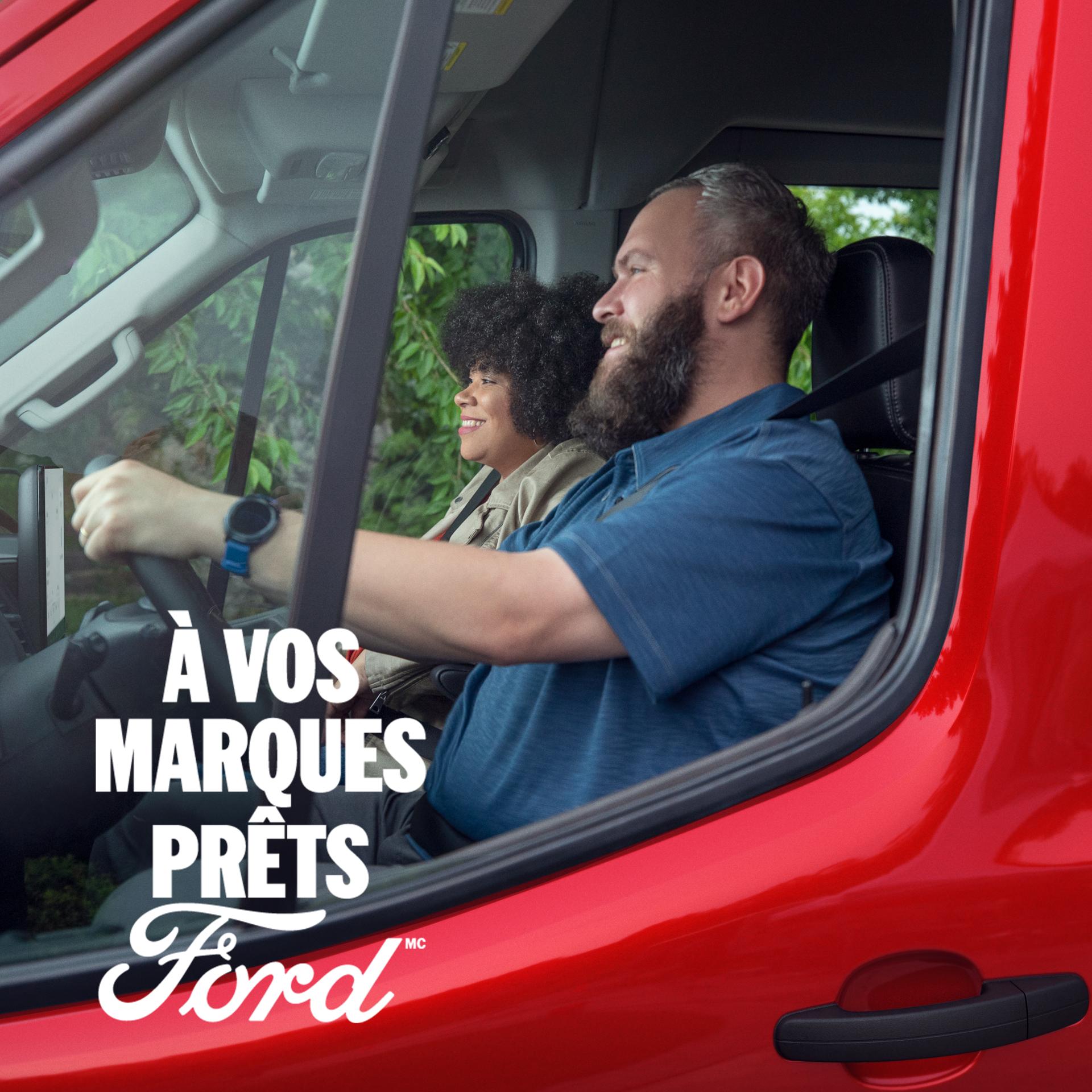 Gros plan sur deux personnes circulant dans une fourgonnette Ford Transit® 2026