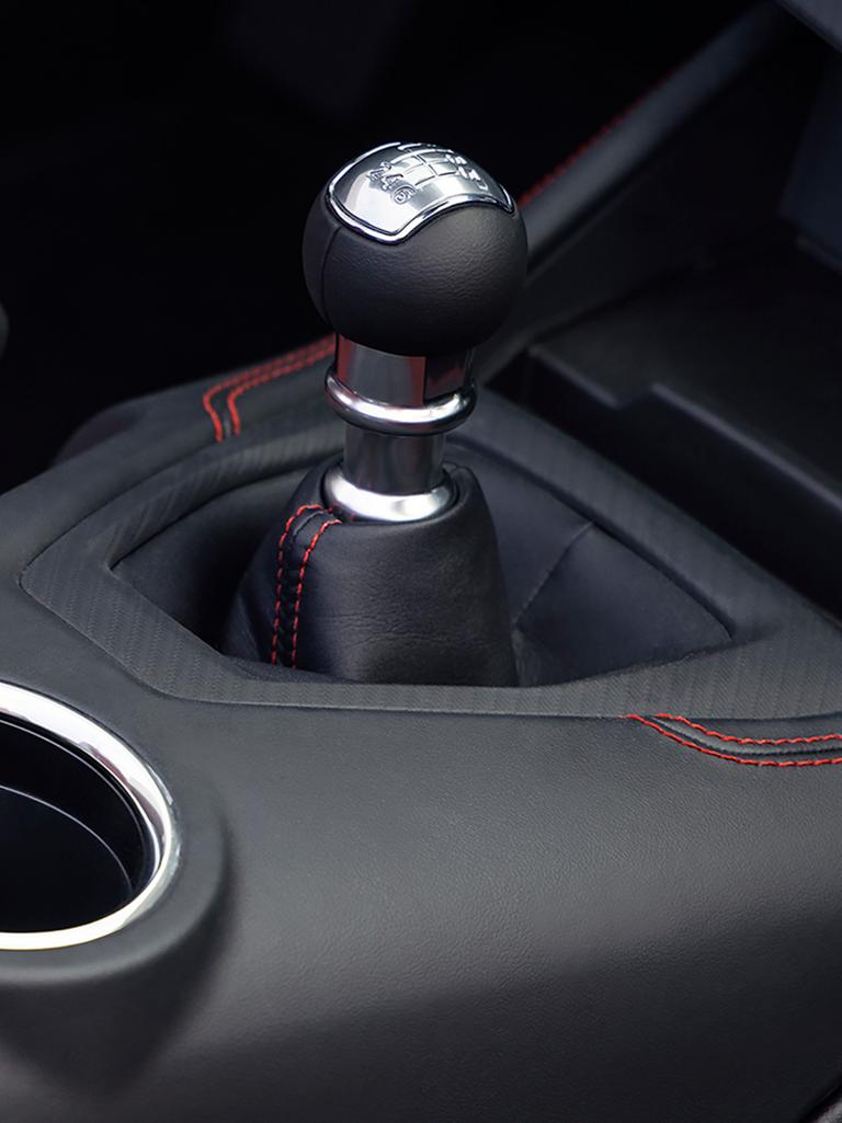 Intérieur et levier de vitesses de la Ford Mustang® 2026 avec coutures rouge carmin en option