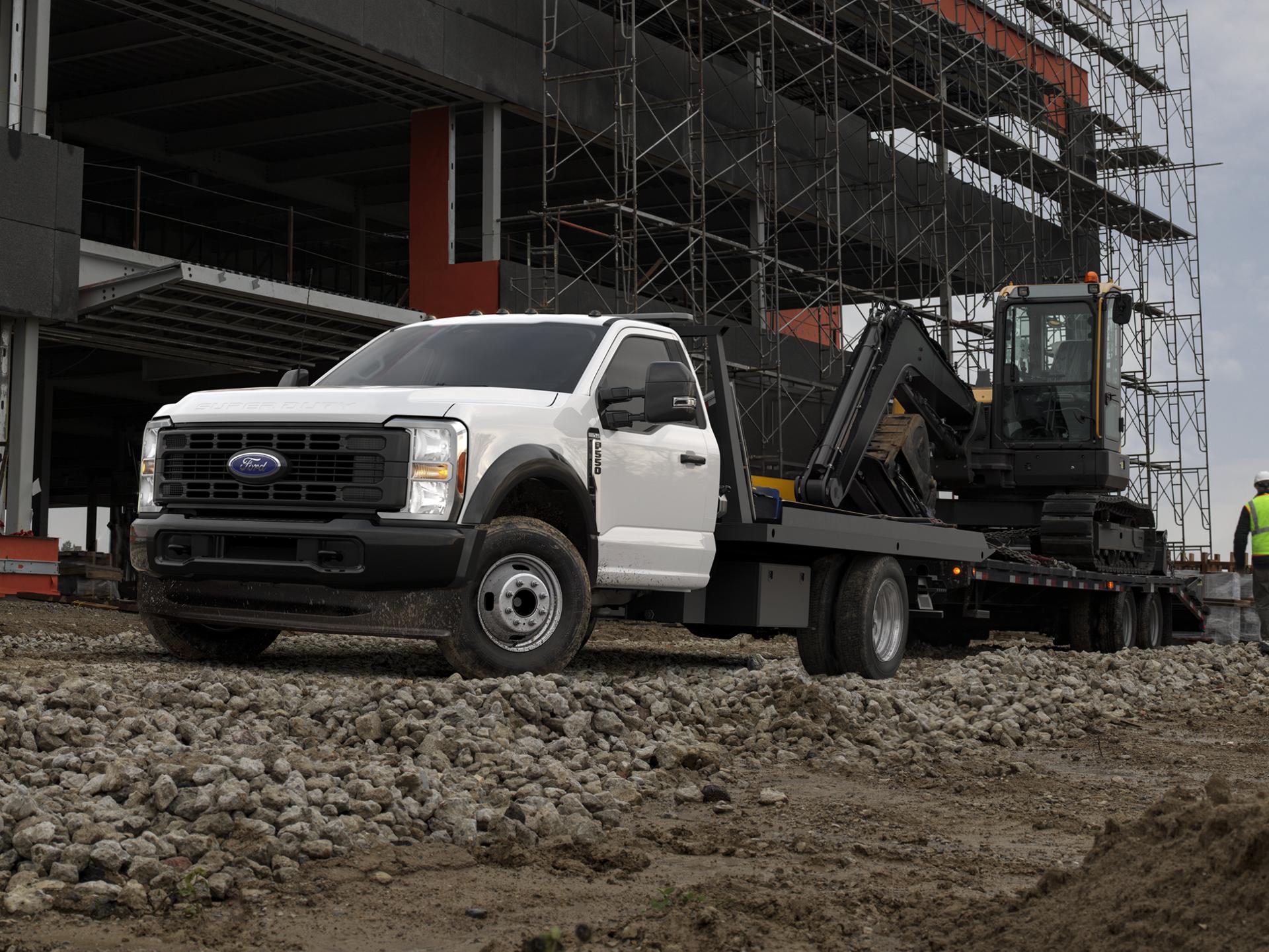 Un Ford Super Duty® à châssis-cabine 2026 remorquant une excavatrice