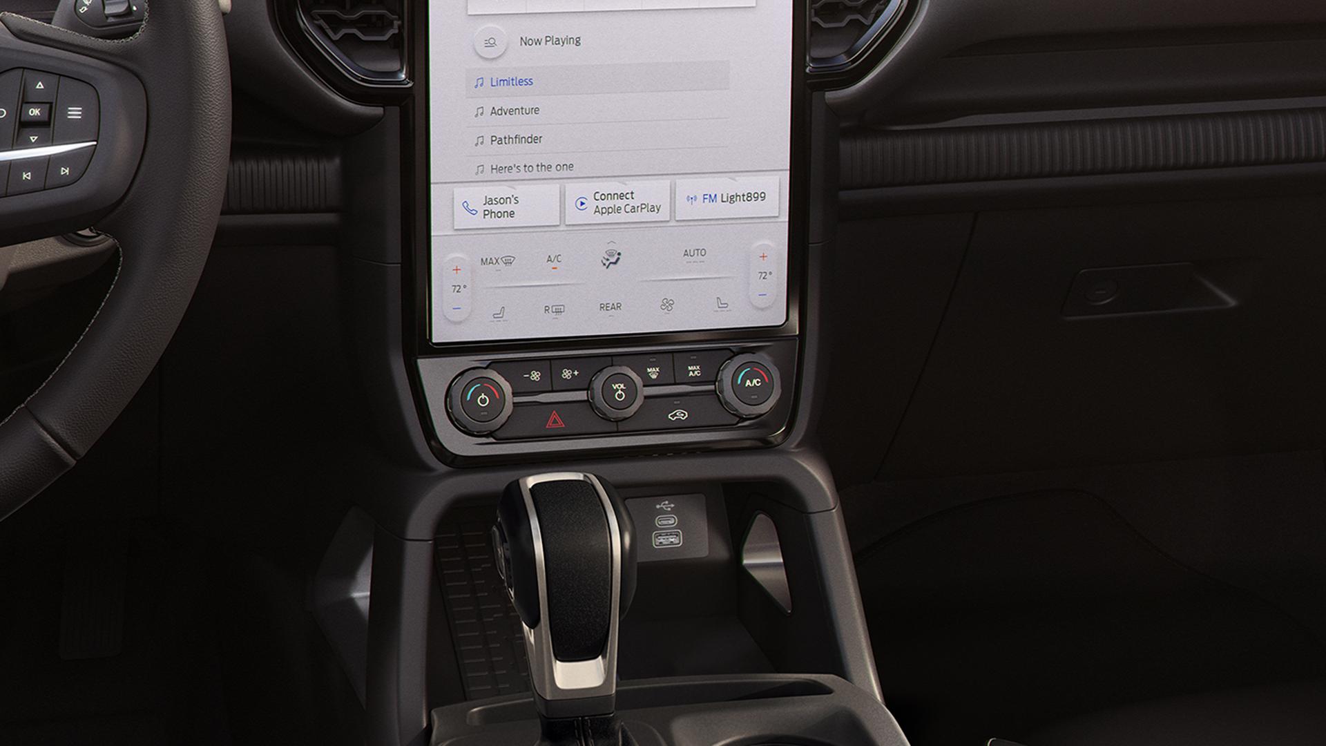 Vue intérieure mettant en évidence l’écran central et la fonction de contrôle de la climatisation électronique à deux zones
