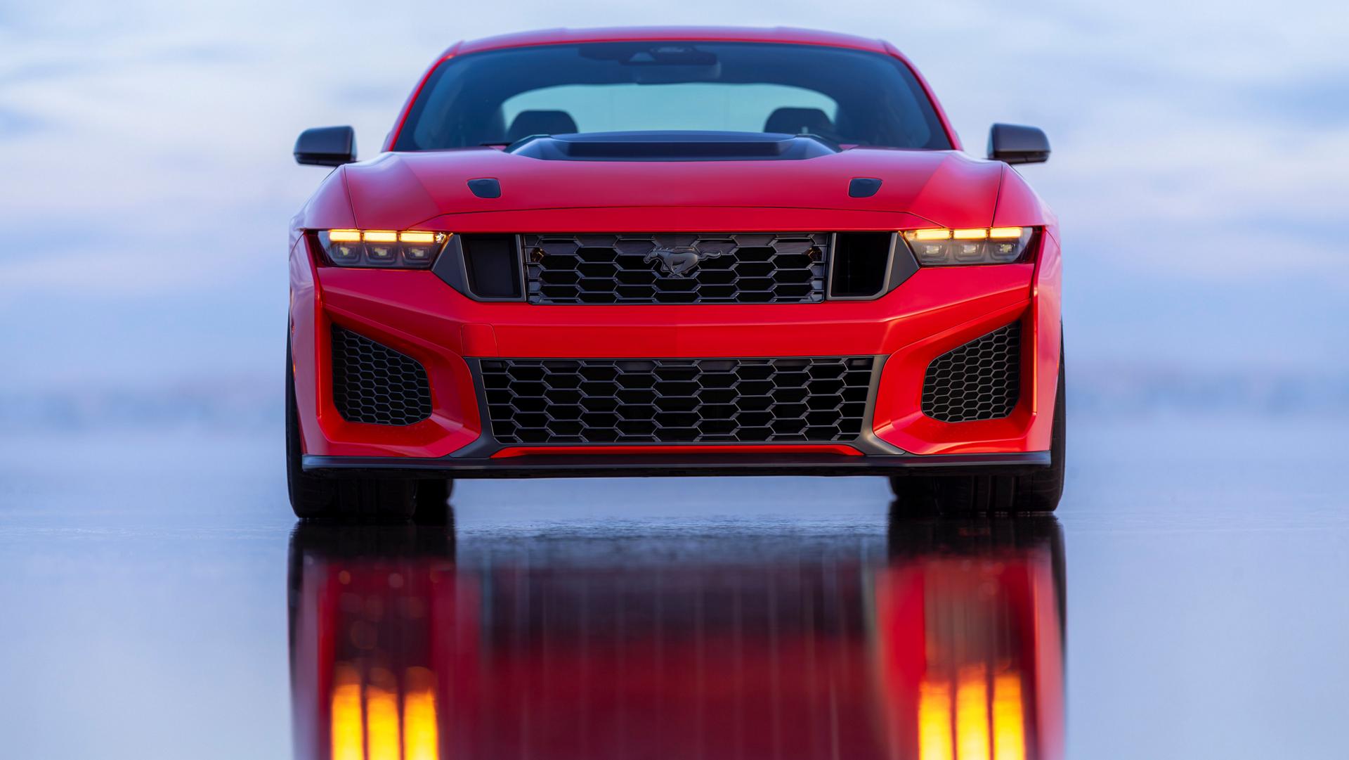 Façade avant d'une Ford Mustang Dark Horse® SC avec les équipements en option illustrés