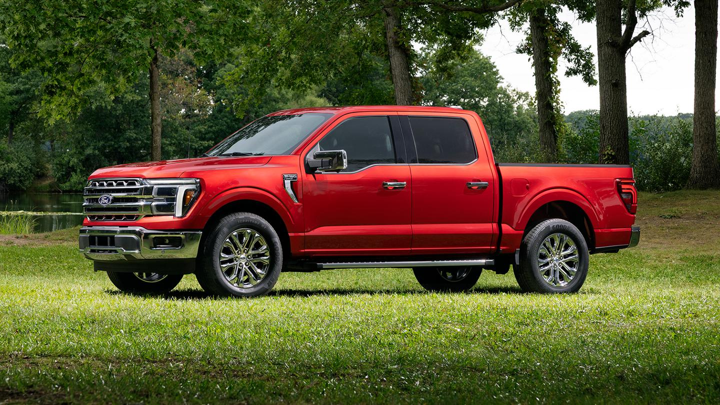 Camion Ford F-150® Lariat® 2027 stationné dans un environnement boisé.  
