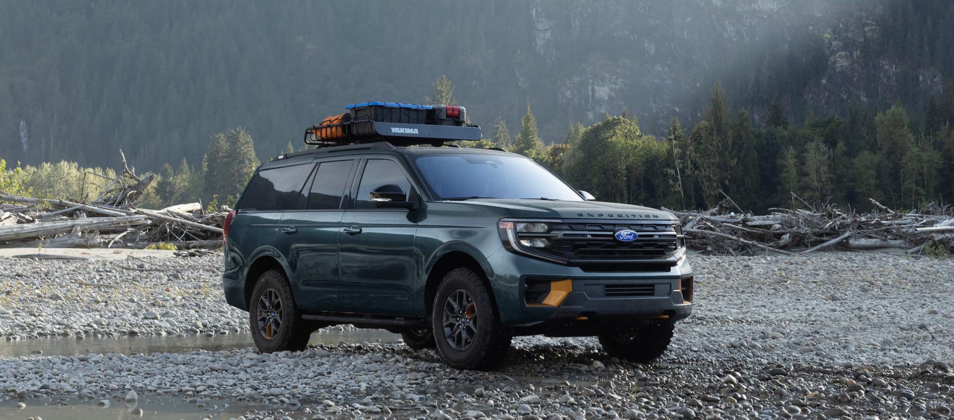 VUS Ford Expedition® Tremor® 2027 illustré avec équipement en option et accessoires Ford en option stationné sur du gravier