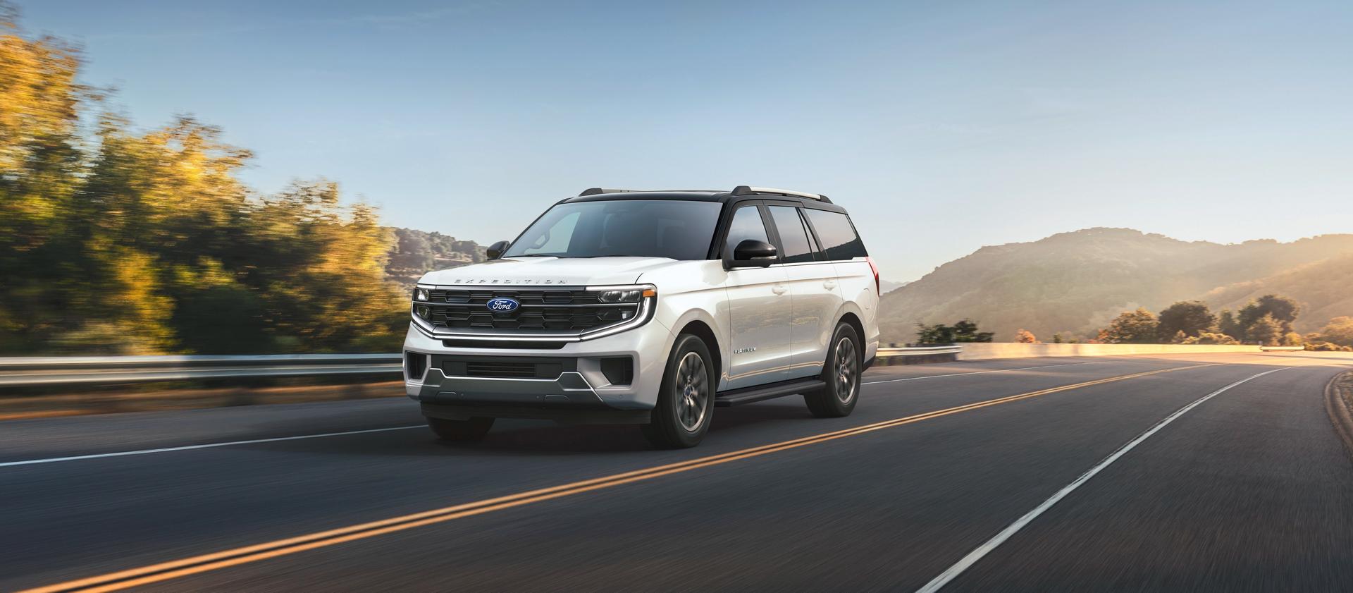 Un VUS Ford Expedition® Platinum™ 2026 circulant sur une autoroute